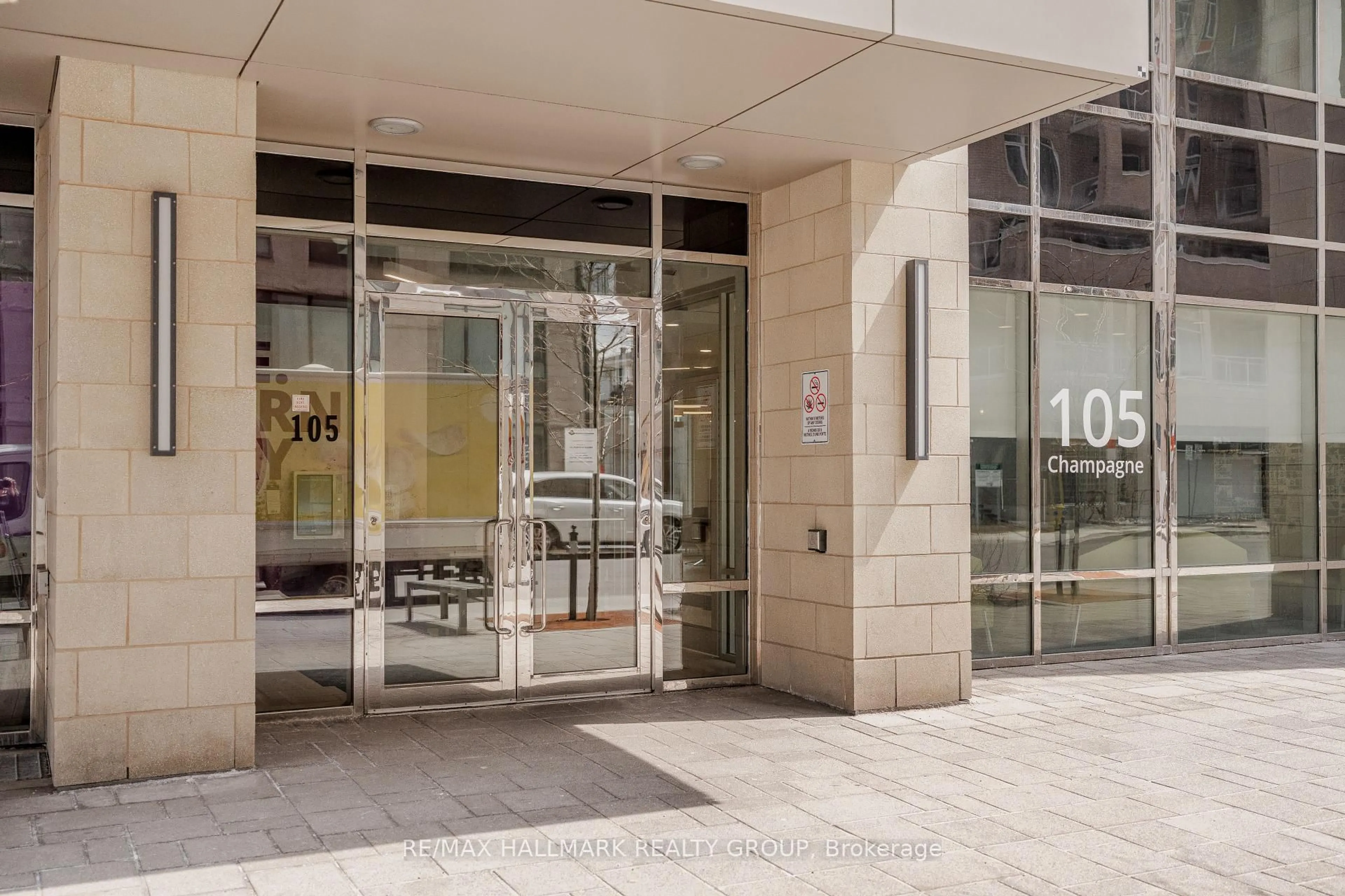 Indoor foyer for 105 Champagne Ave #2010, Ottawa Ontario K1S 5E5