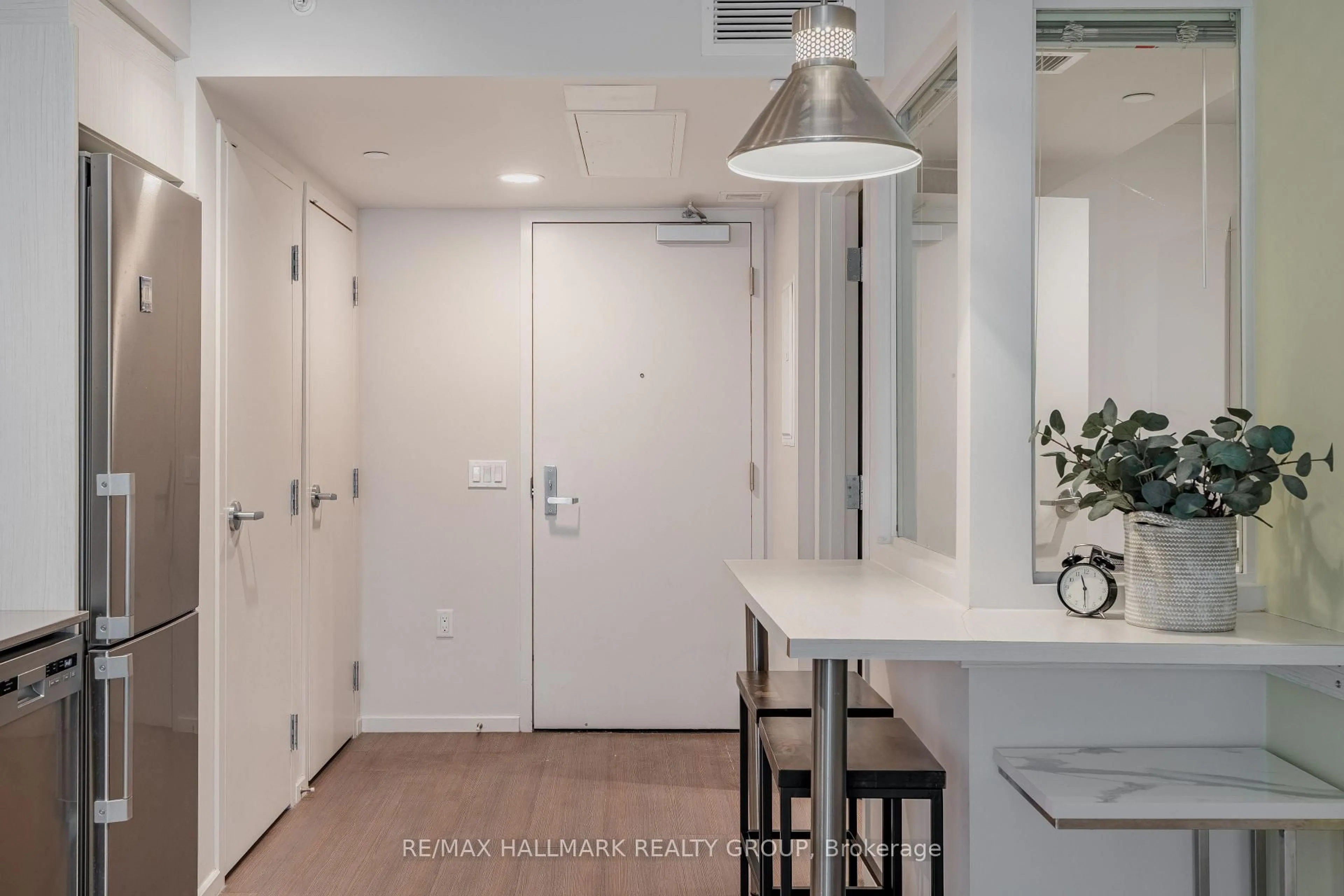 Indoor entryway for 105 Champagne Ave #2010, Ottawa Ontario K1S 5E5