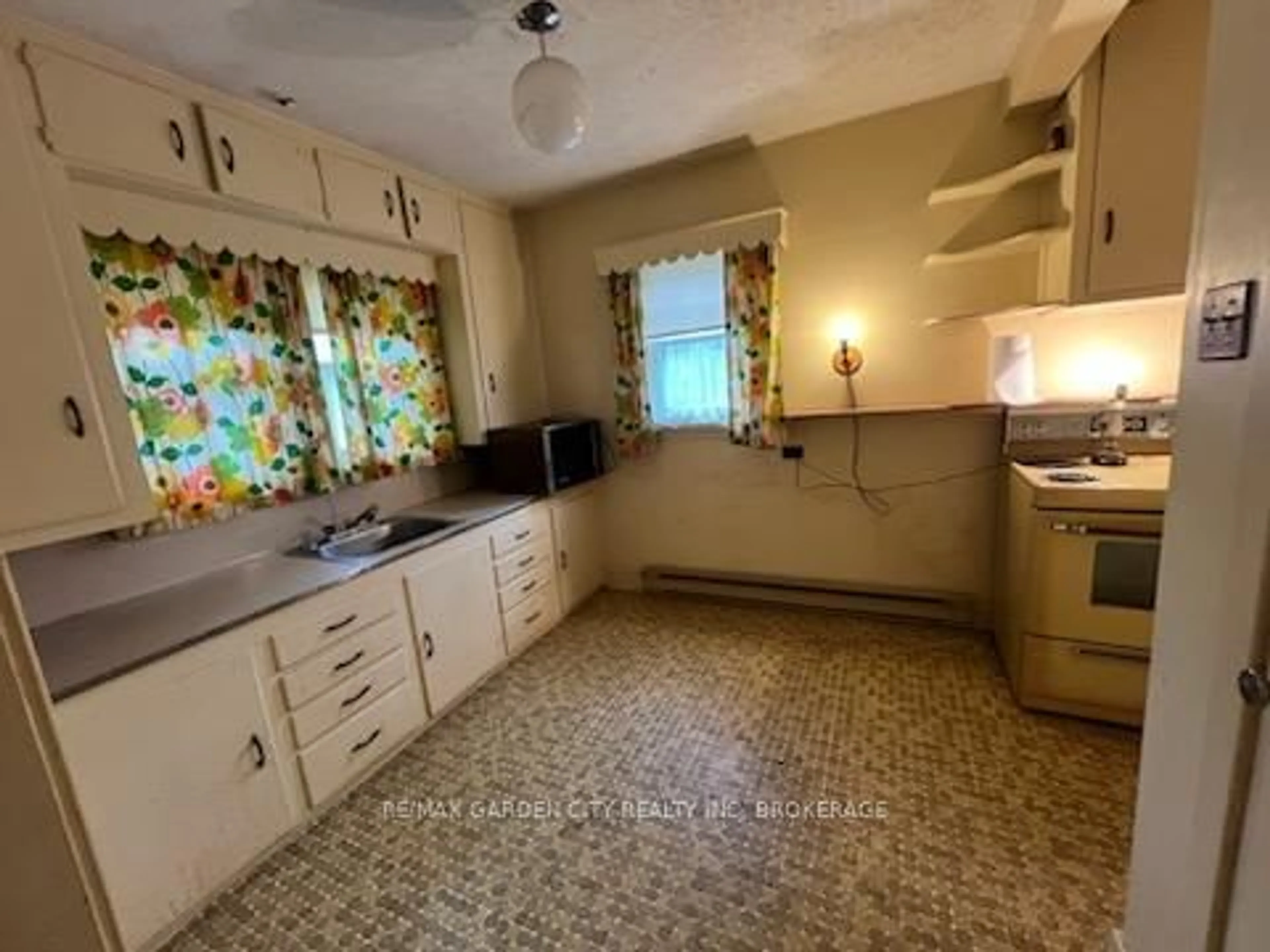 Standard kitchen, ceramic/tile floor for 770 Bay St, Gravenhurst Ontario P1P 1G7