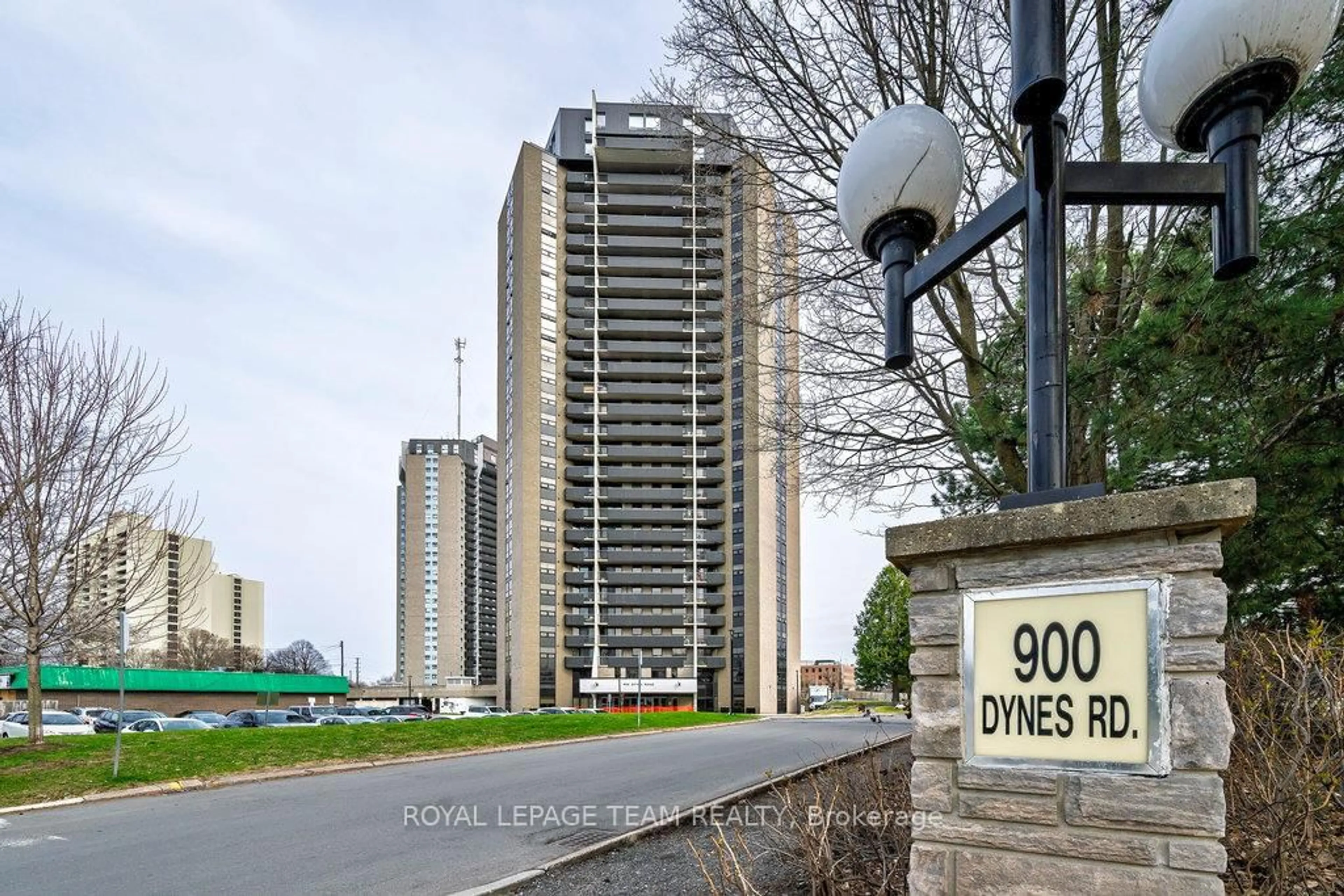 Indoor foyer for 900 Dynes Rd #1703, Ottawa Ontario K2C 3L6
