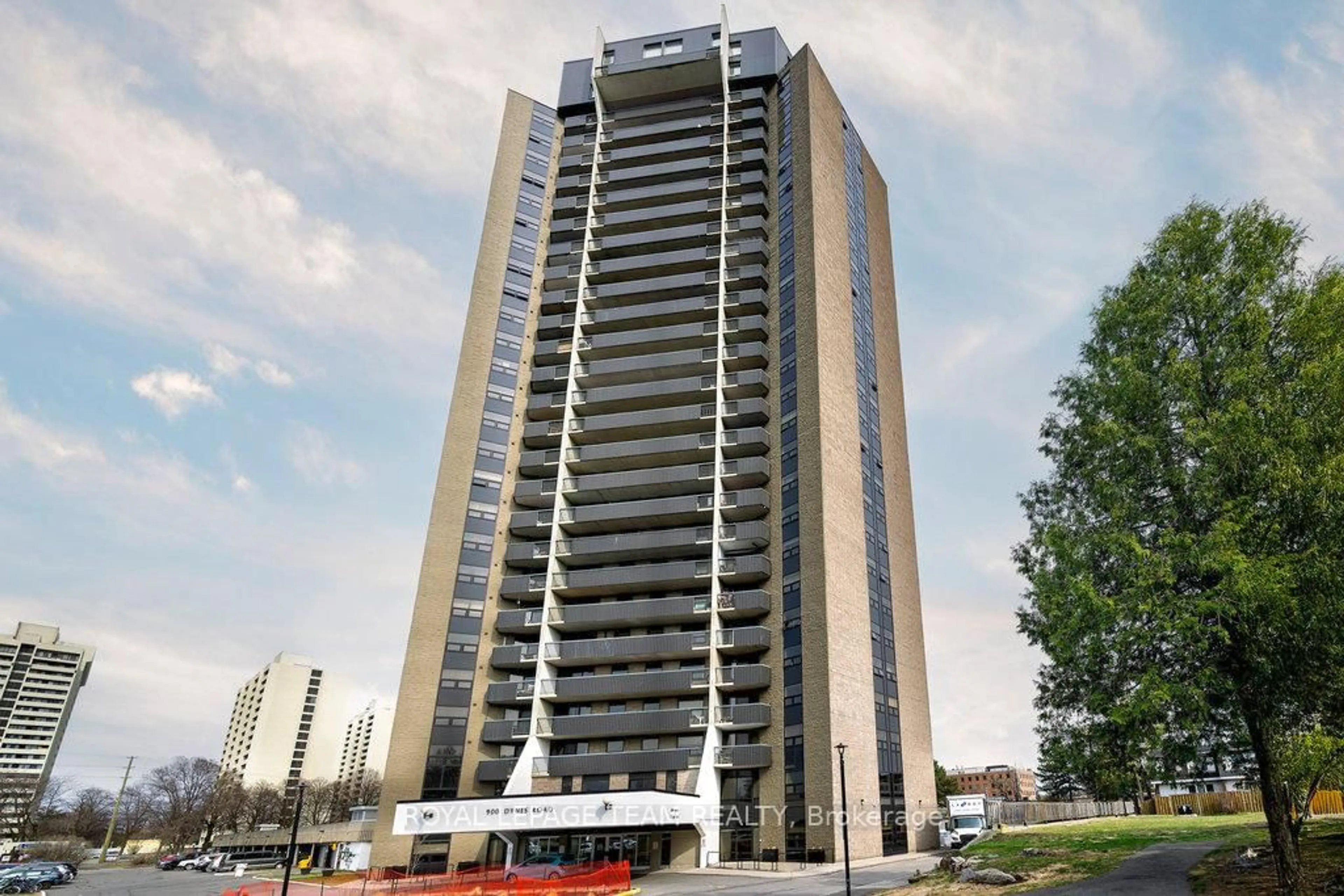Indoor foyer for 900 Dynes Rd #1703, Ottawa Ontario K2C 3L6