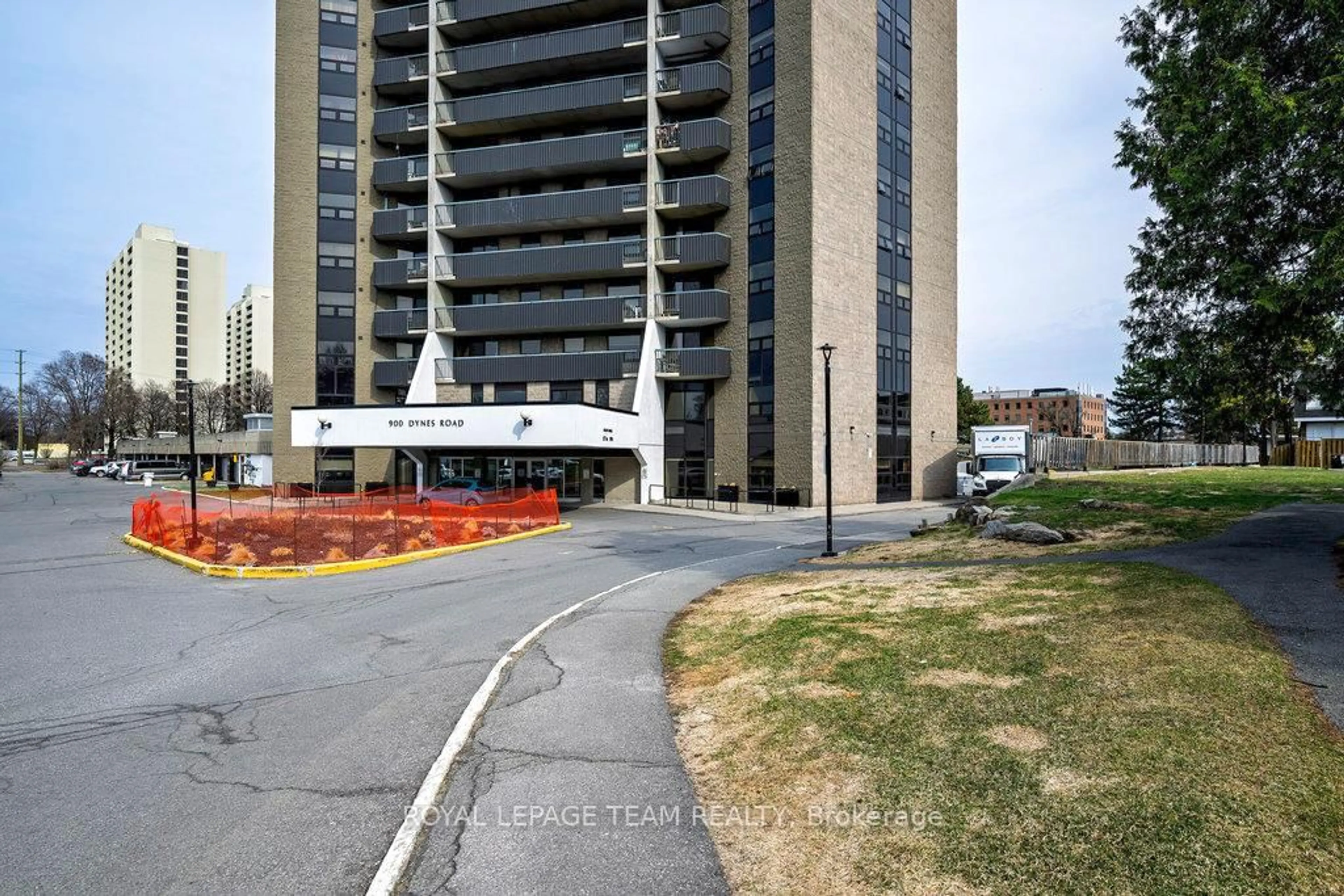 Indoor foyer for 900 Dynes Rd #1703, Ottawa Ontario K2C 3L6