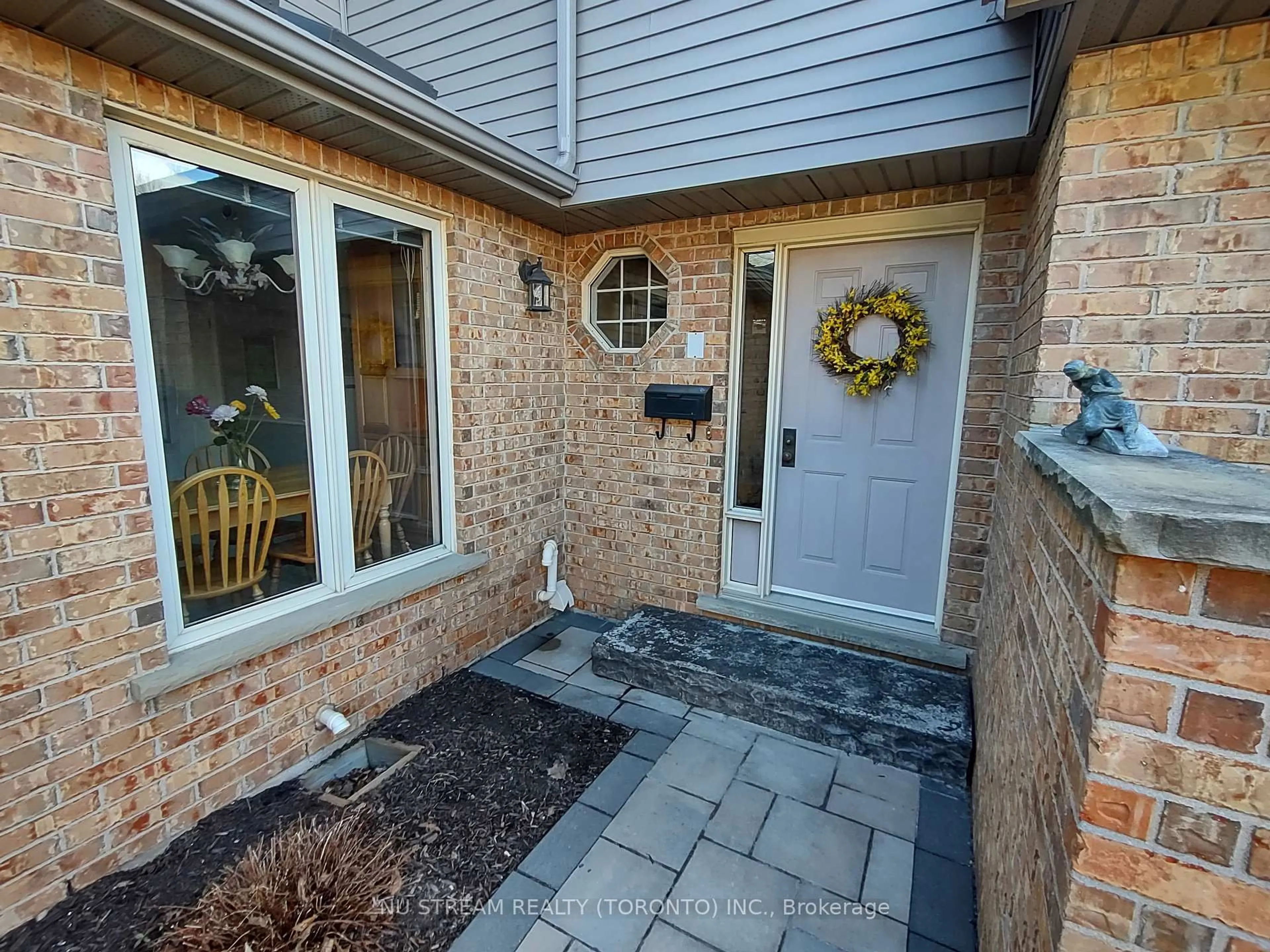 Indoor entryway for 691 Lansdowne Ave, Woodstock Ontario N4T 1K1