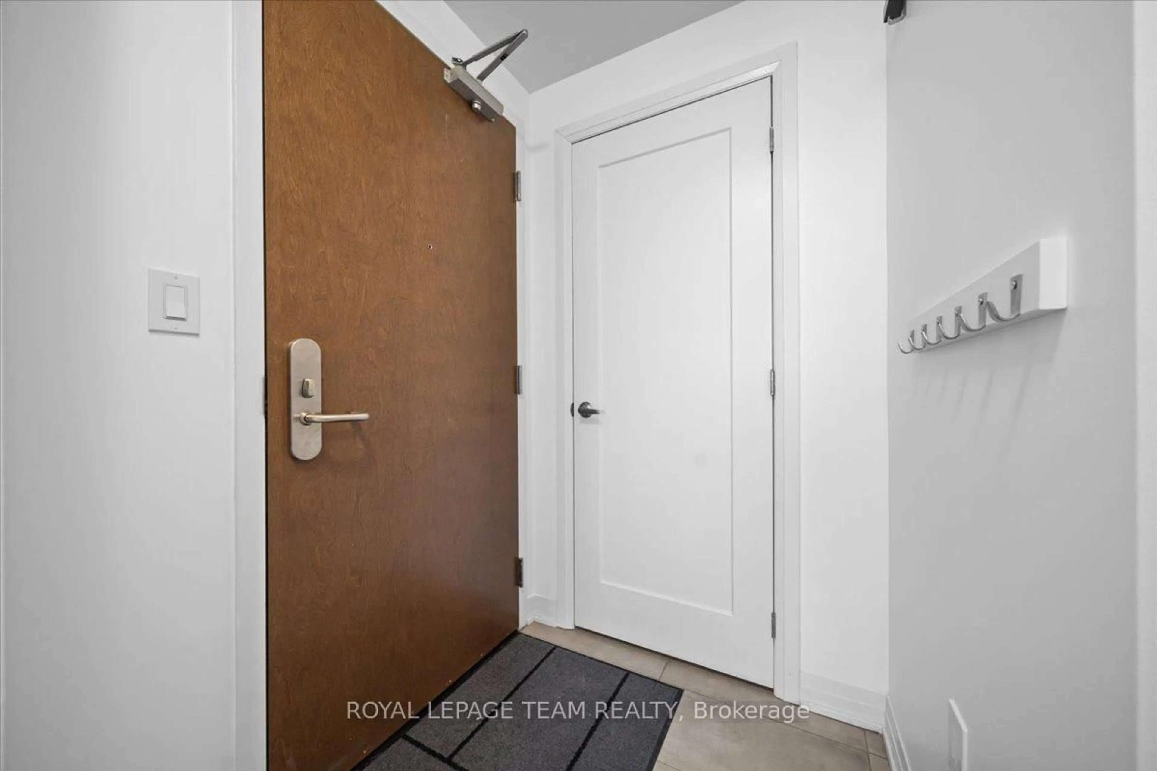 Indoor entryway for 805 Carling Ave #3301, Ottawa Ontario K1S 5W9