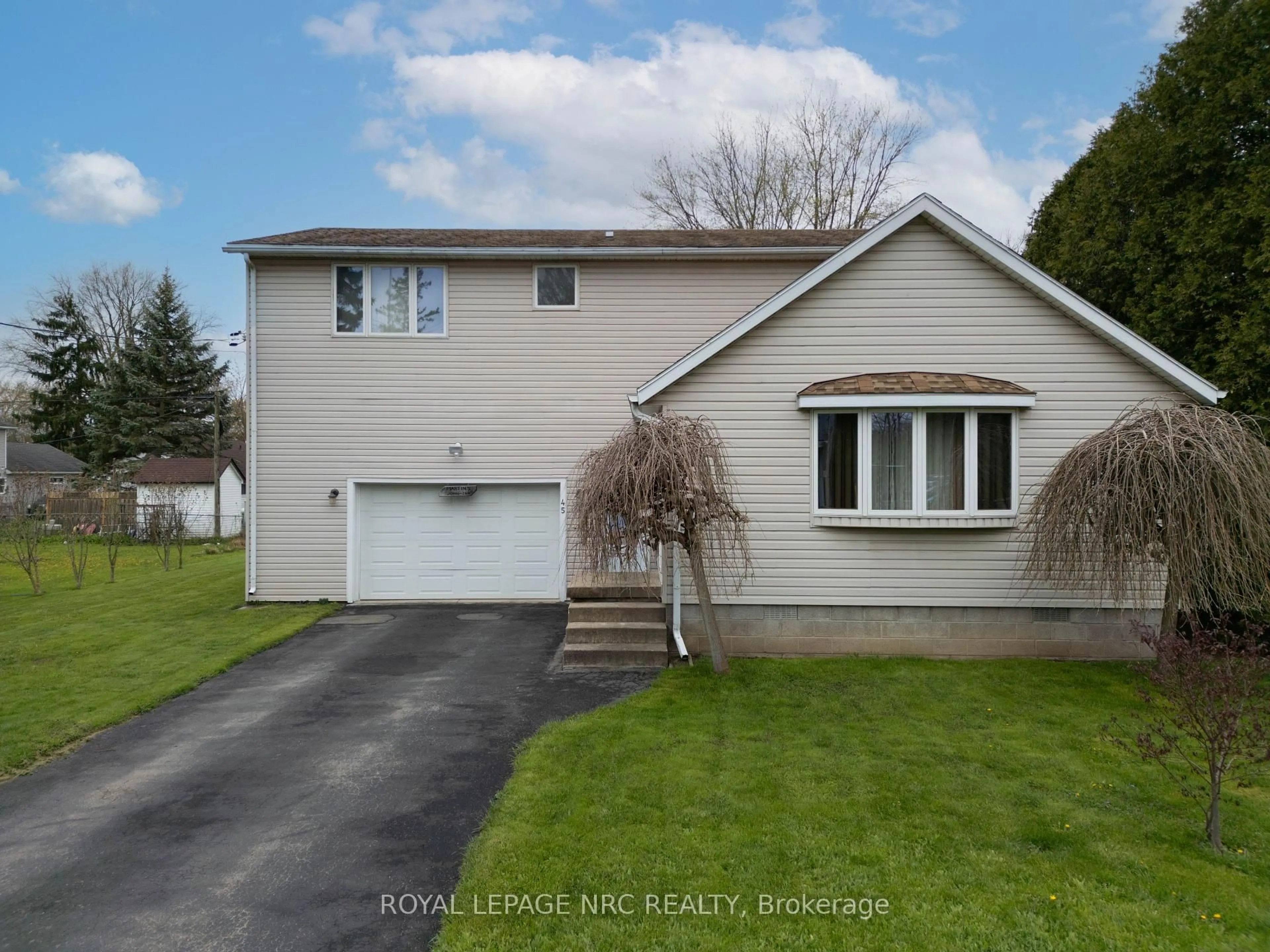 Home with vinyl exterior material, street for 45 Ridgeway Rd, Fort Erie Ontario L0S 1B0