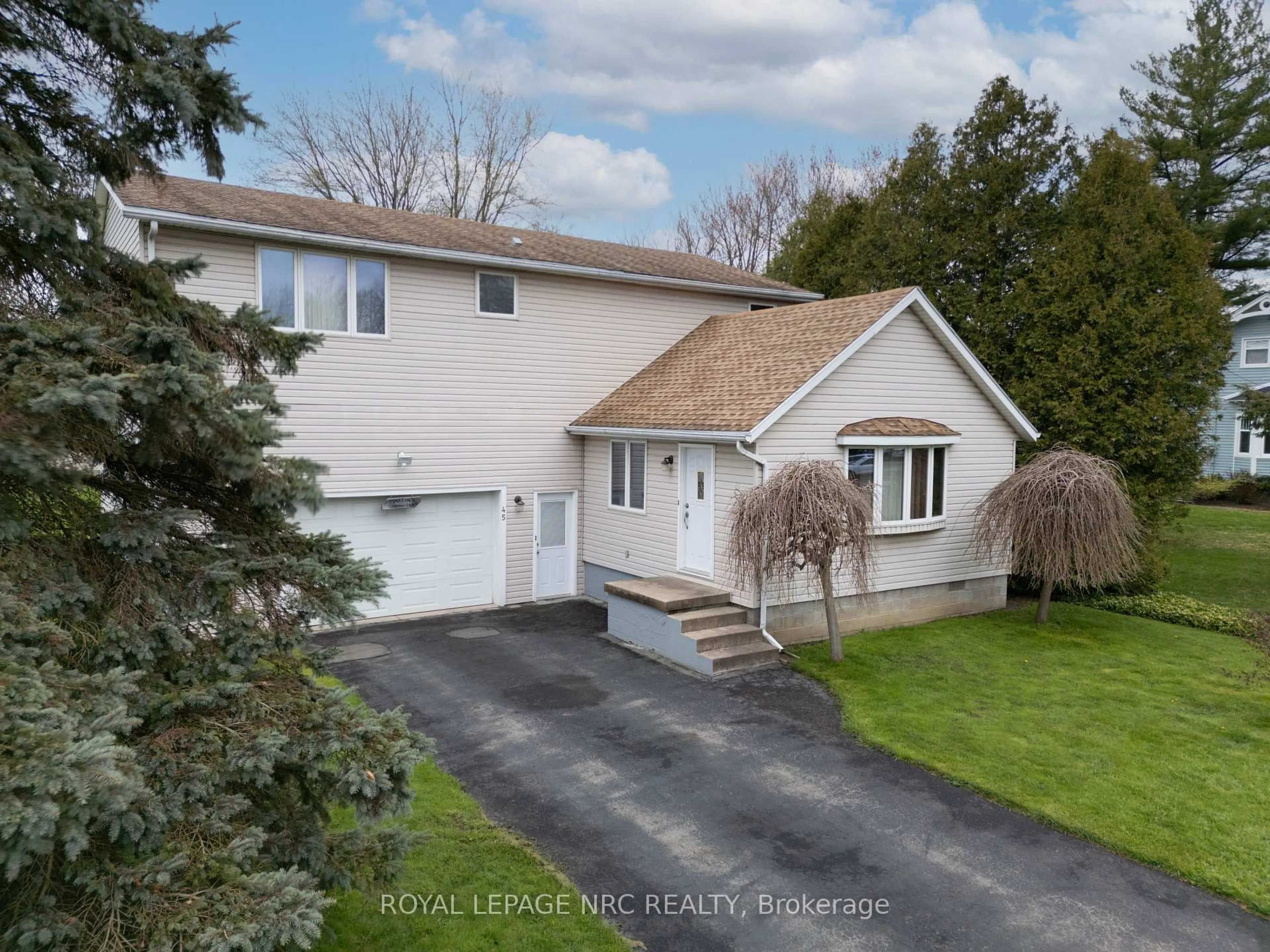 A pic from outside/outdoor area/front of a property/back of a property/a pic from drone, street for 45 Ridgeway Rd, Fort Erie Ontario L0S 1B0