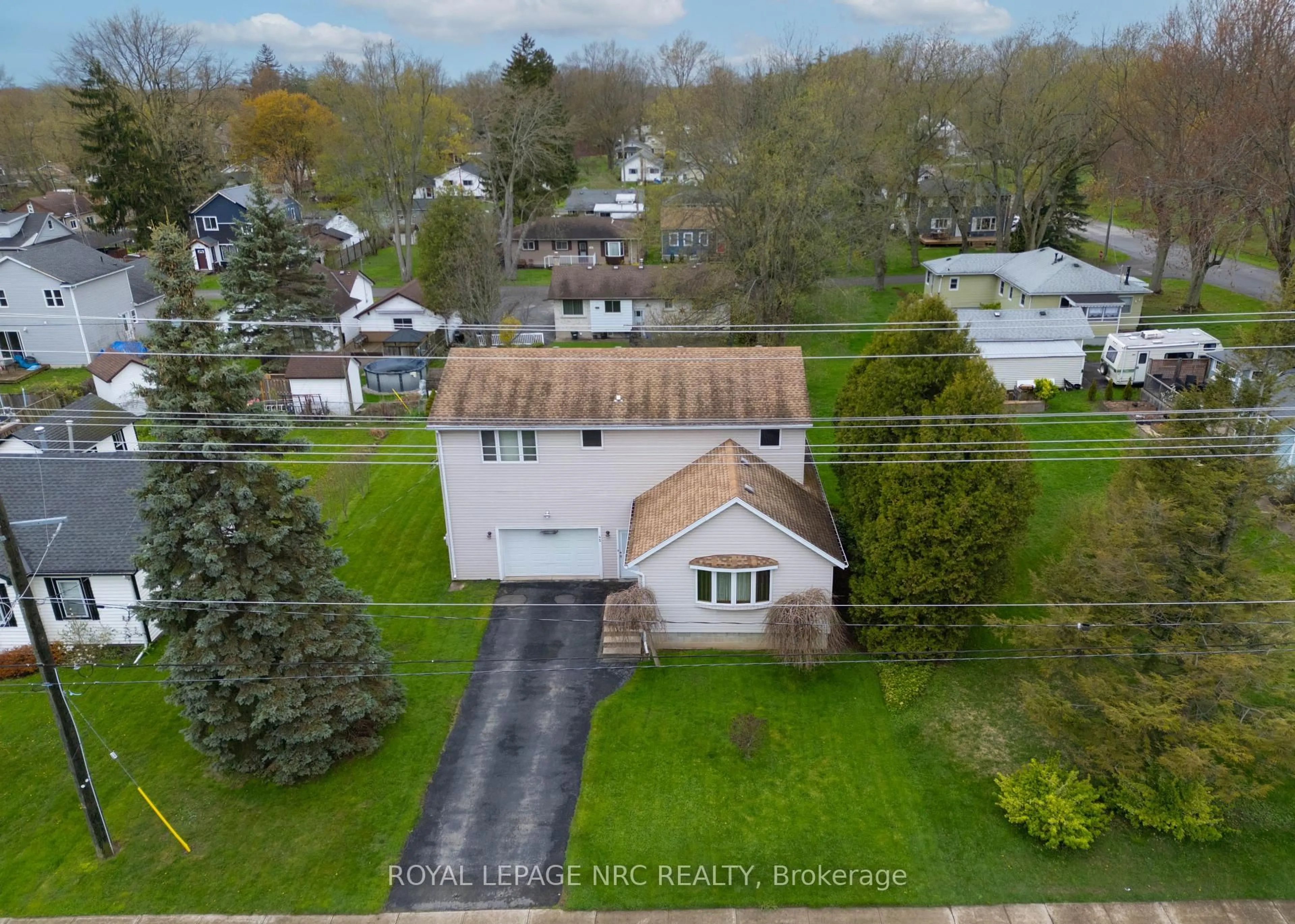 A pic from outside/outdoor area/front of a property/back of a property/a pic from drone, street for 45 Ridgeway Rd, Fort Erie Ontario L0S 1B0