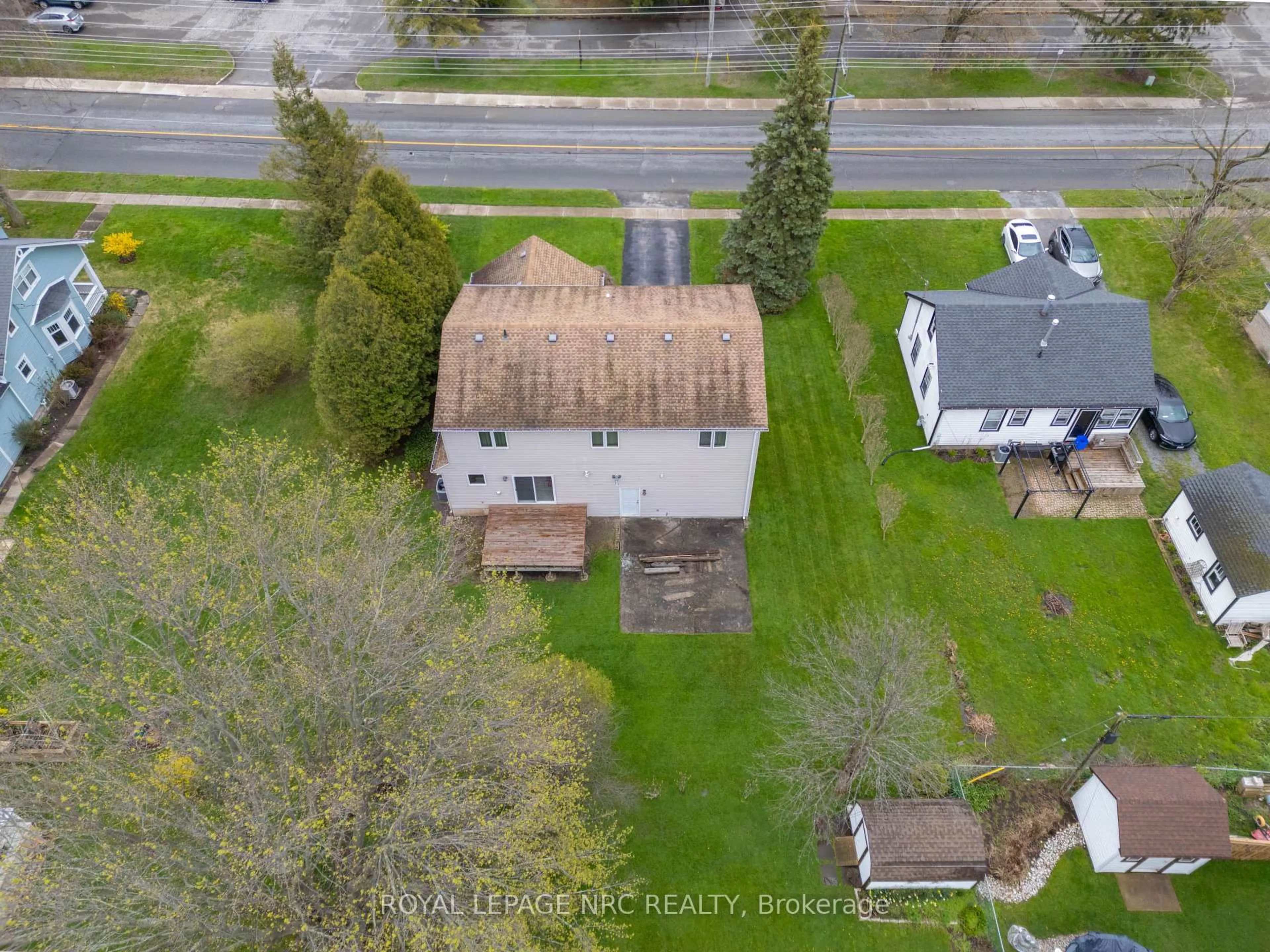 A pic from outside/outdoor area/front of a property/back of a property/a pic from drone, street for 45 Ridgeway Rd, Fort Erie Ontario L0S 1B0