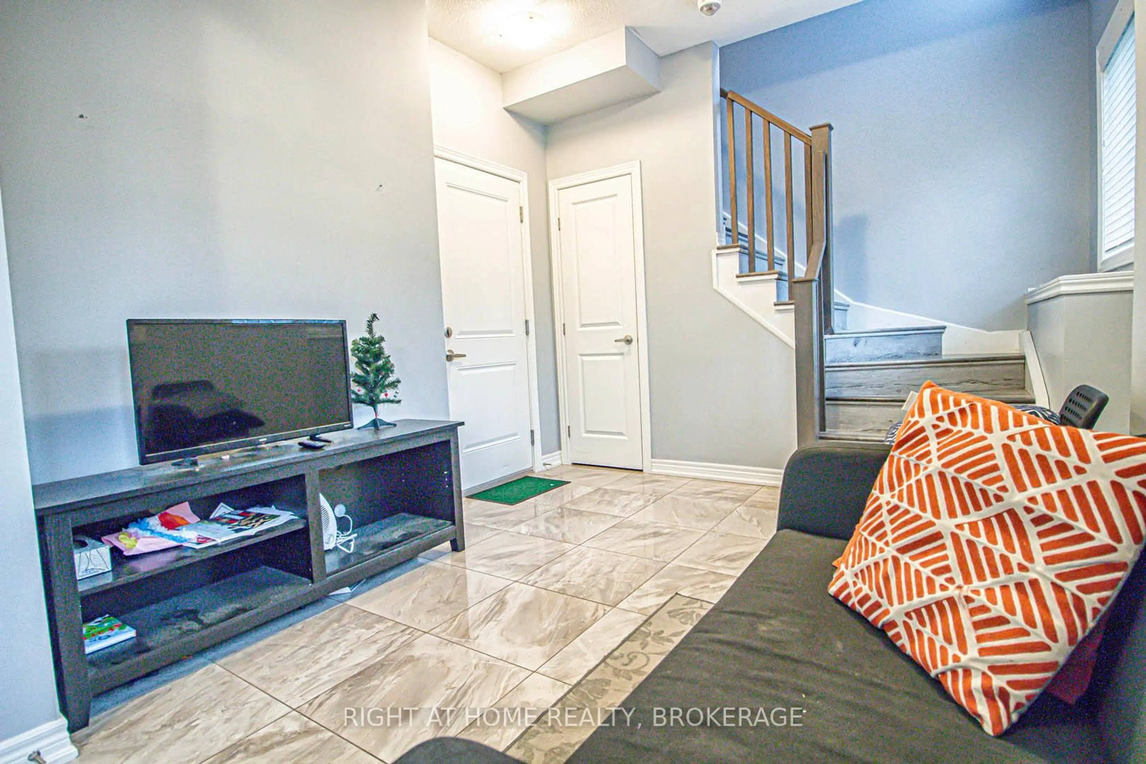 Indoor entryway for 13 Waterview Dr, Hamilton Ontario L8E 0J3