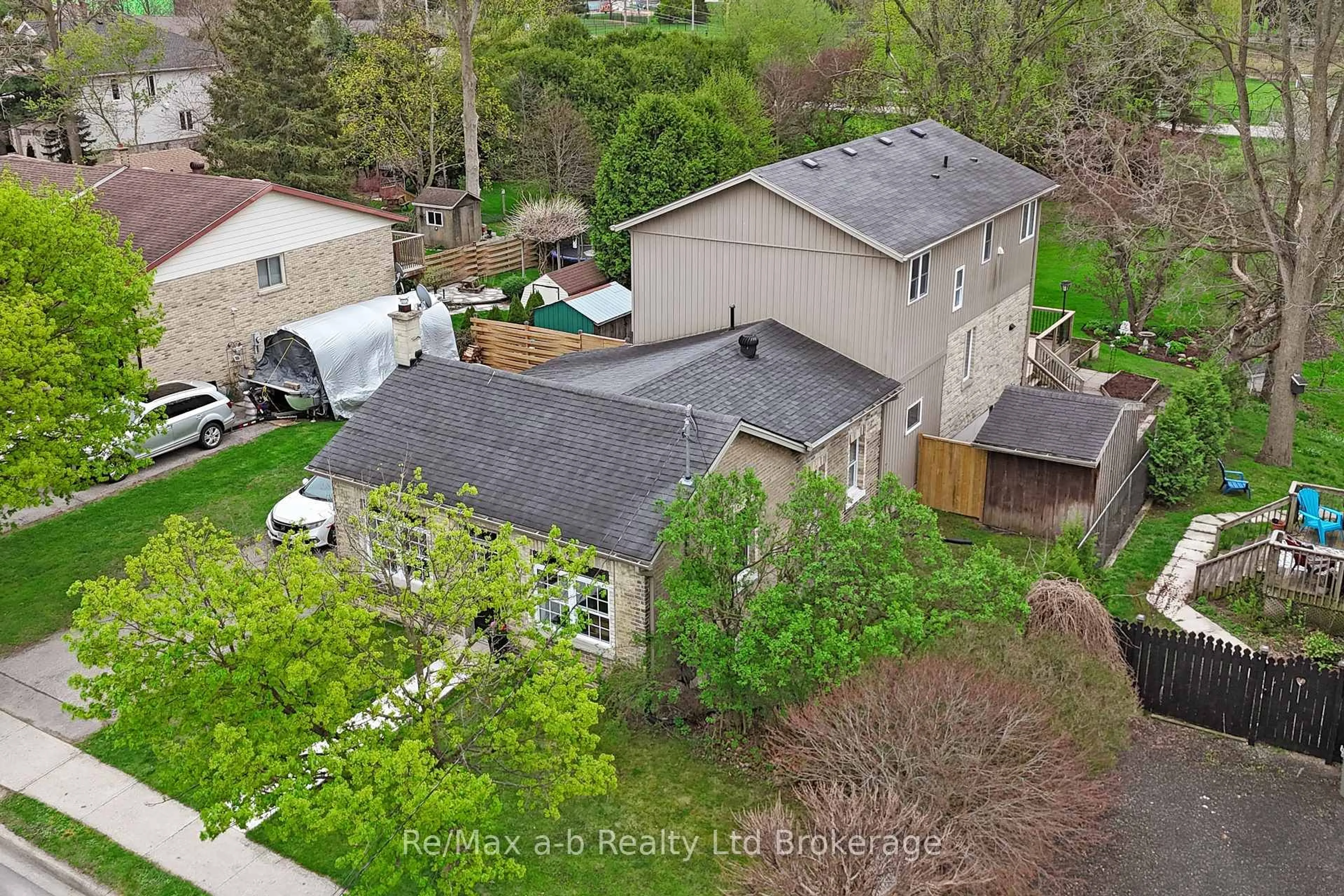 A pic from outside/outdoor area/front of a property/back of a property/a pic from drone, street for 478 Henry St, Woodstock Ontario N4S 1X4