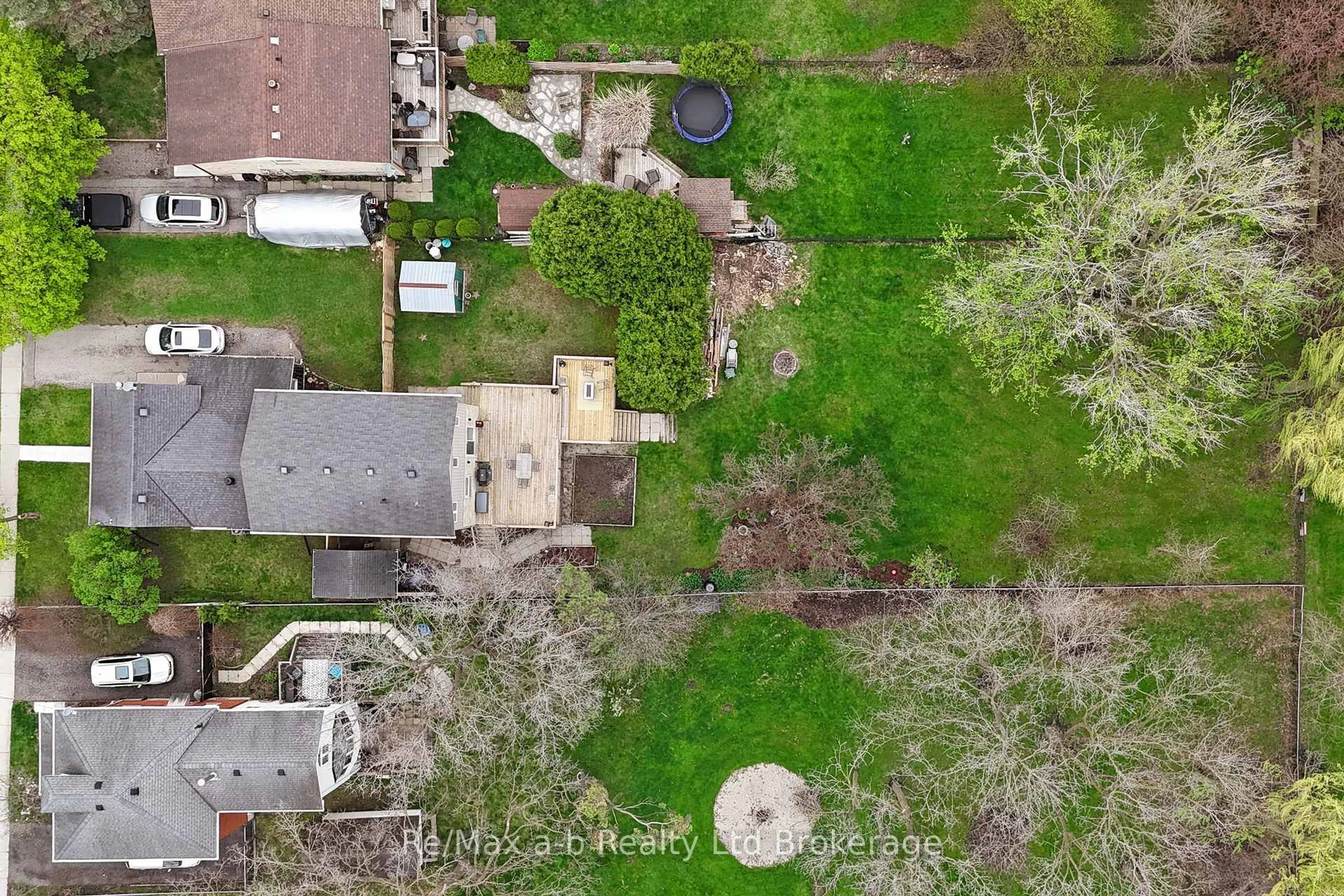 A pic from outside/outdoor area/front of a property/back of a property/a pic from drone, street for 478 Henry St, Woodstock Ontario N4S 1X4