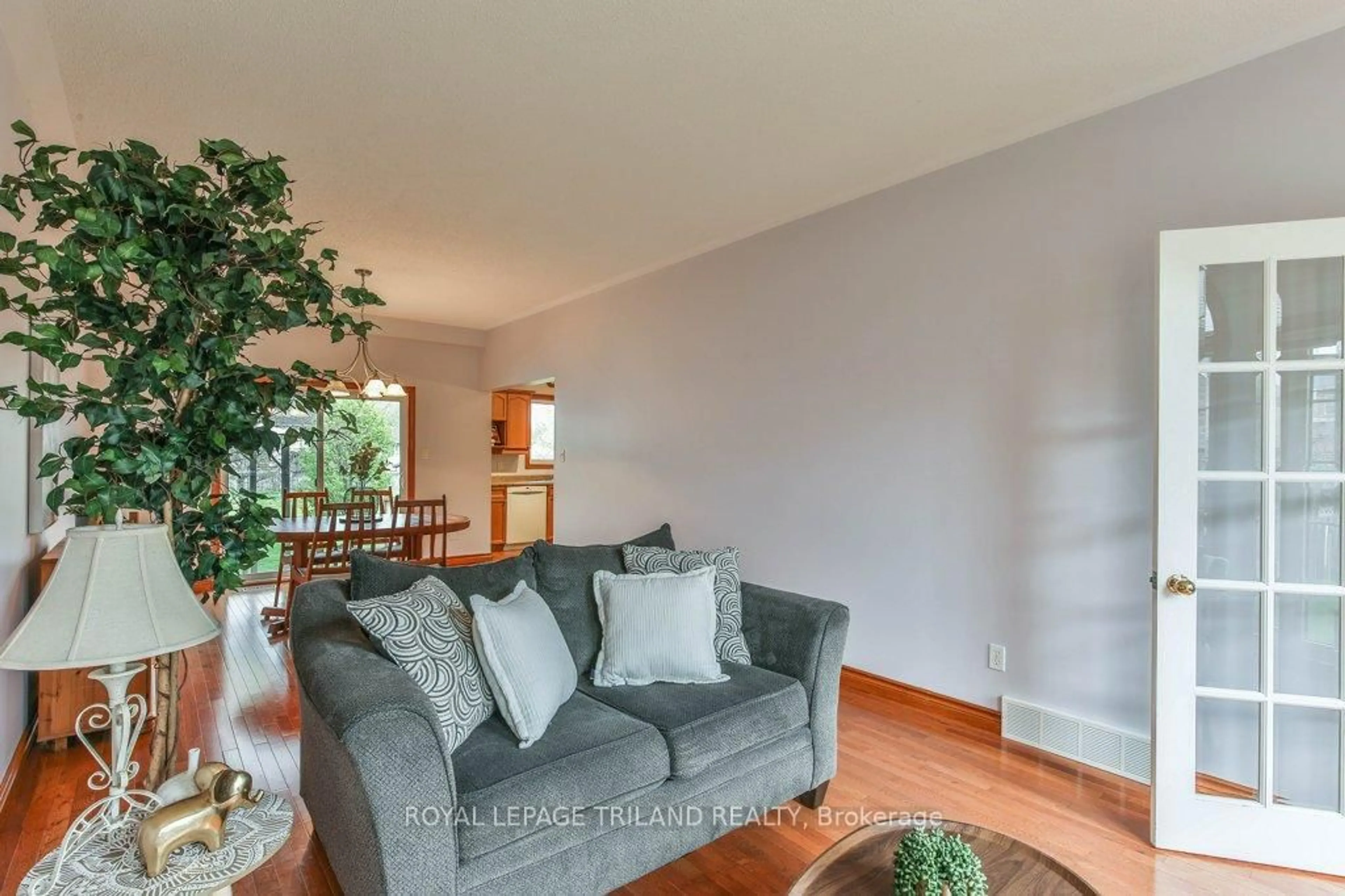 Living room with furniture, unknown for 41 GREYROCK Cres, London Ontario N5Y 6L4