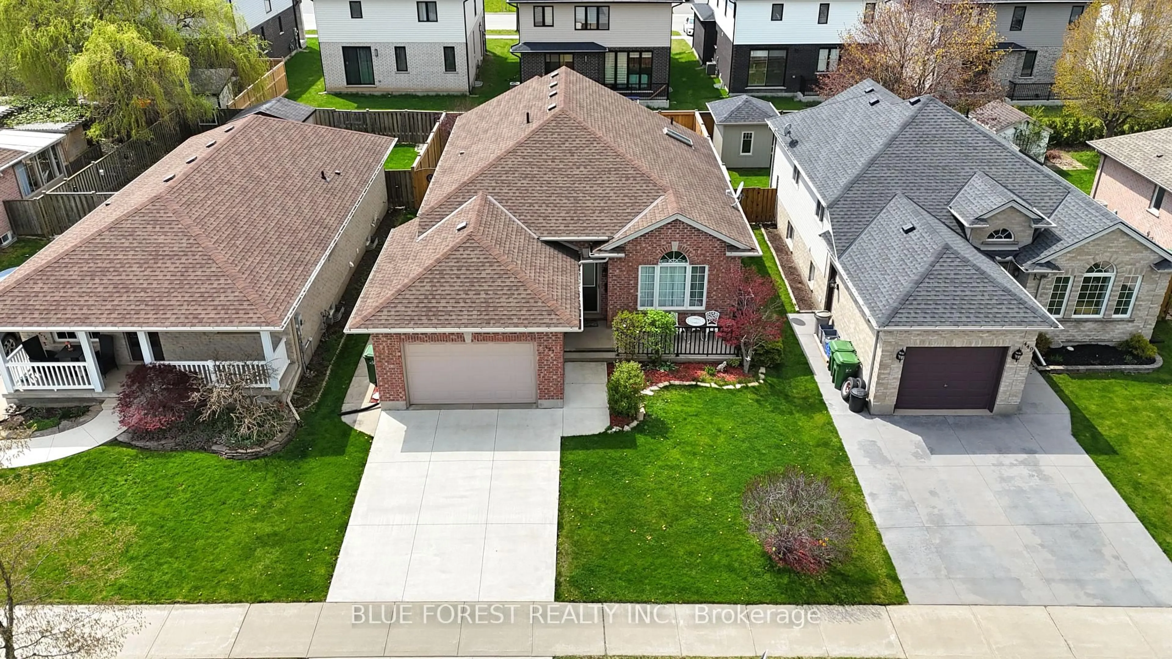 A pic from outside/outdoor area/front of a property/back of a property/a pic from drone, street for 451 Highview Dr, St. Thomas Ontario N5R 6H3
