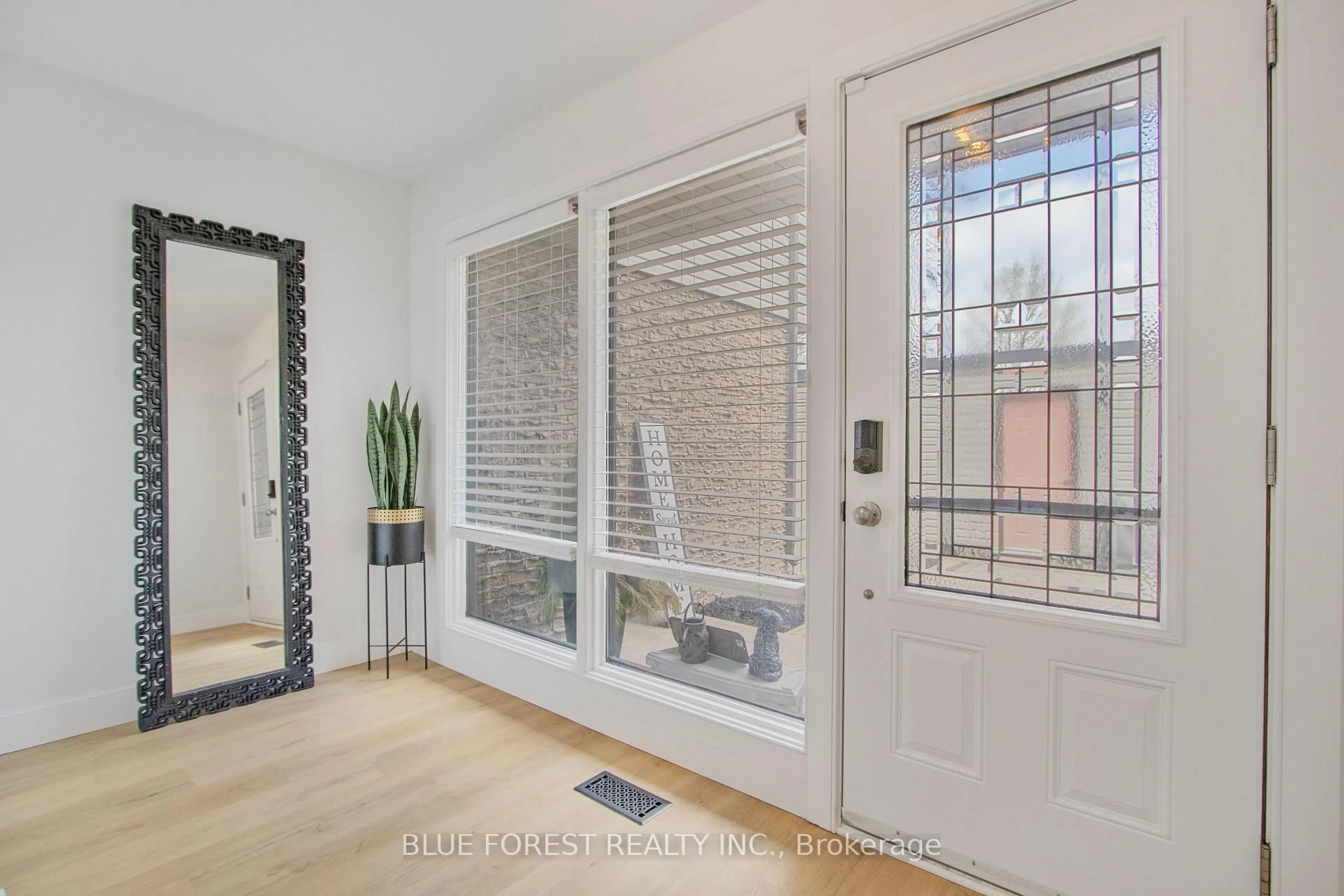 Indoor entryway for 155 Mcmaster Dr, London South Ontario N6K 1J6