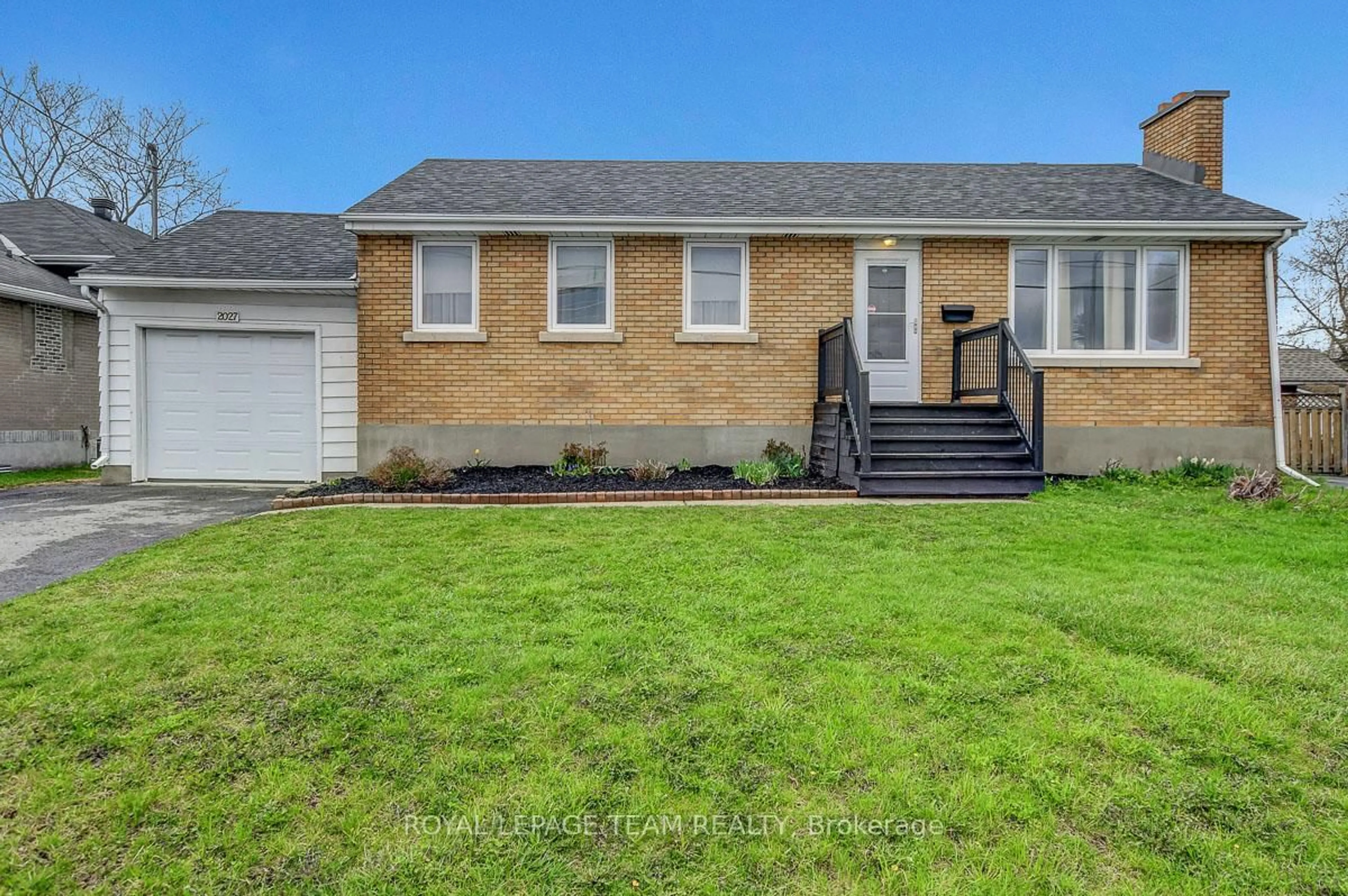 Unknown for 2027 Ogilvie Rd, Ottawa Ontario K1J 7P1