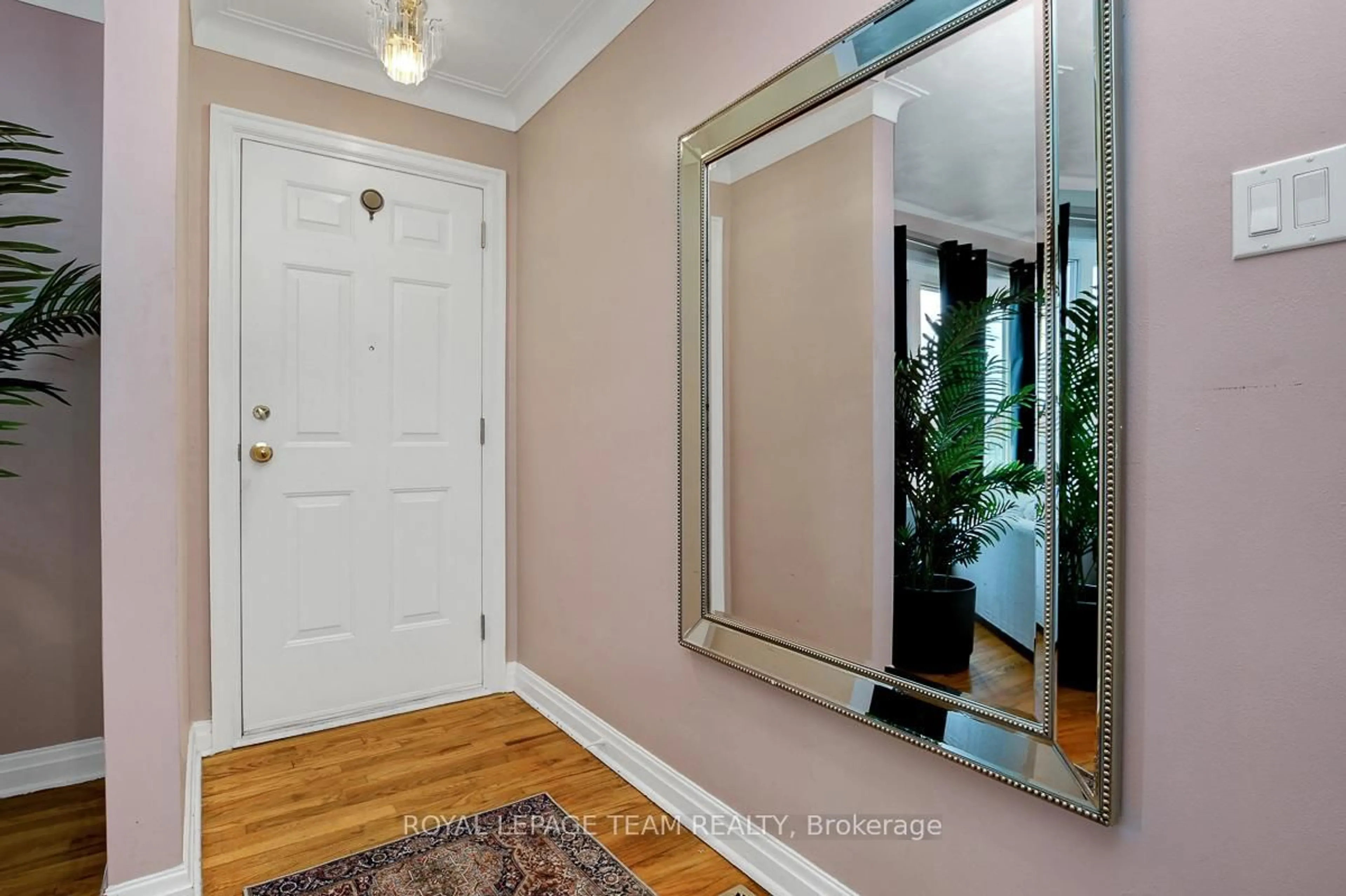 Indoor entryway for 2027 Ogilvie Rd, Ottawa Ontario K1J 7P1