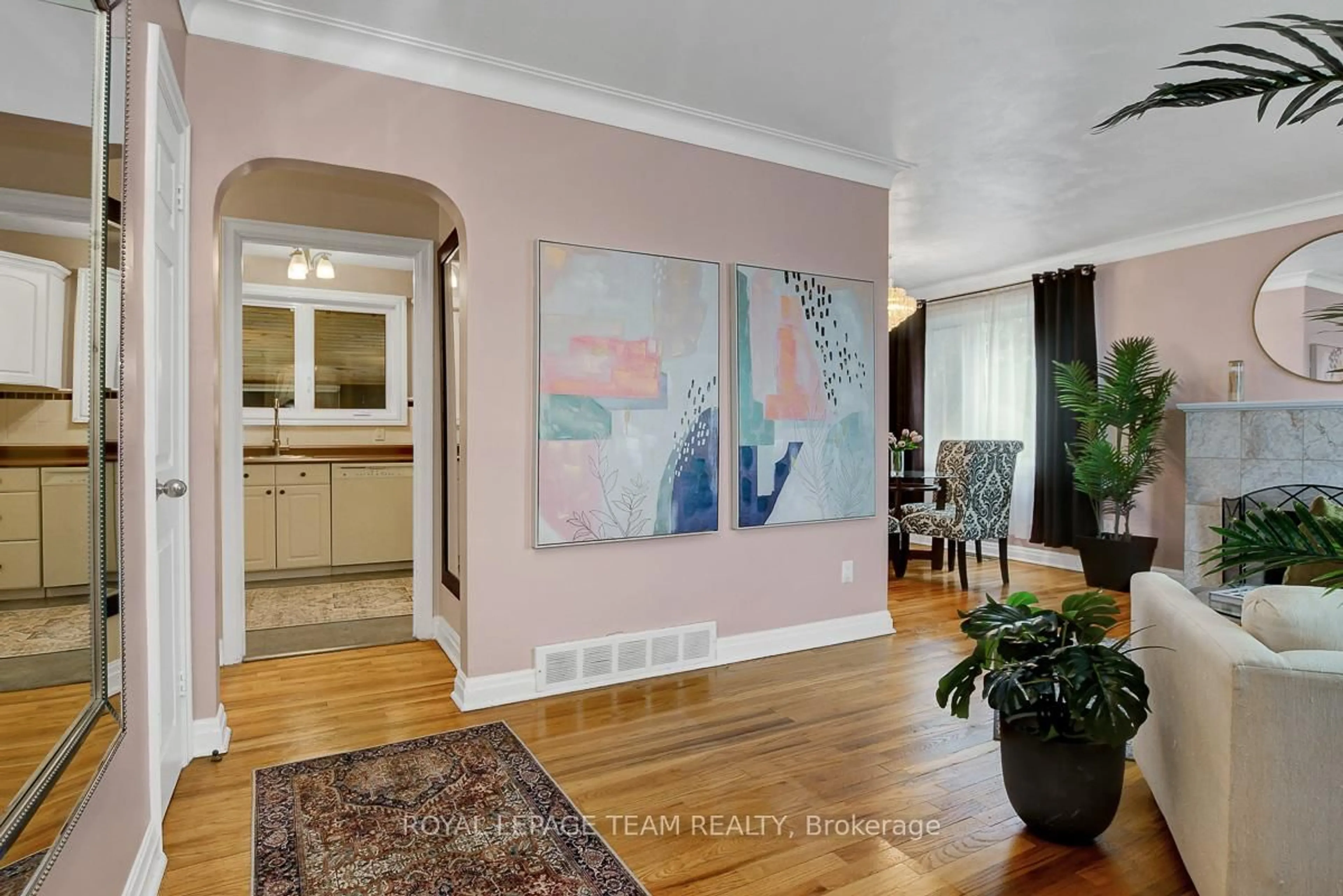 Indoor entryway for 2027 Ogilvie Rd, Ottawa Ontario K1J 7P1