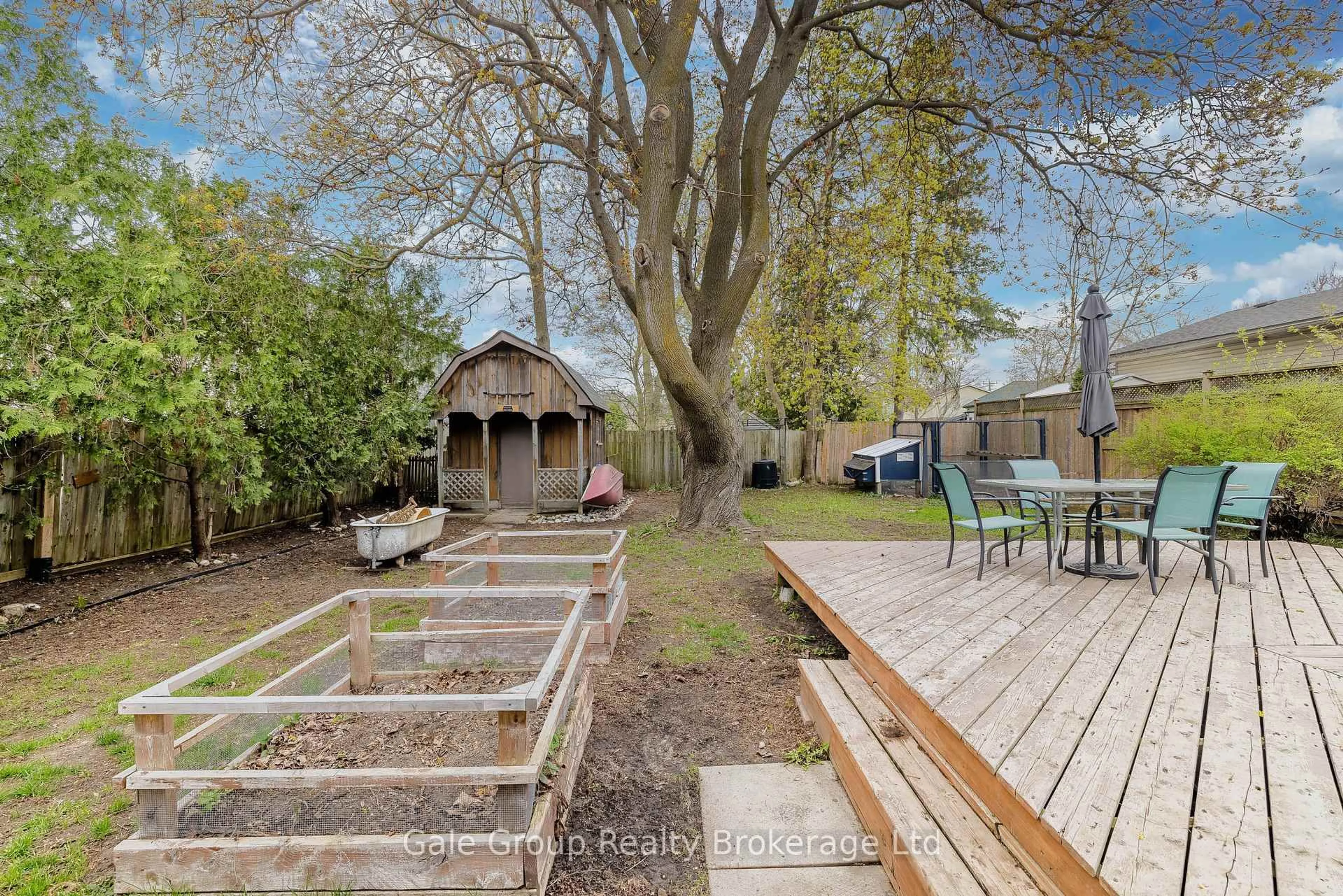 A pic from outside/outdoor area/front of a property/back of a property/a pic from drone, street for 141 Dundas St, Woodstock Ontario N4S 1A1