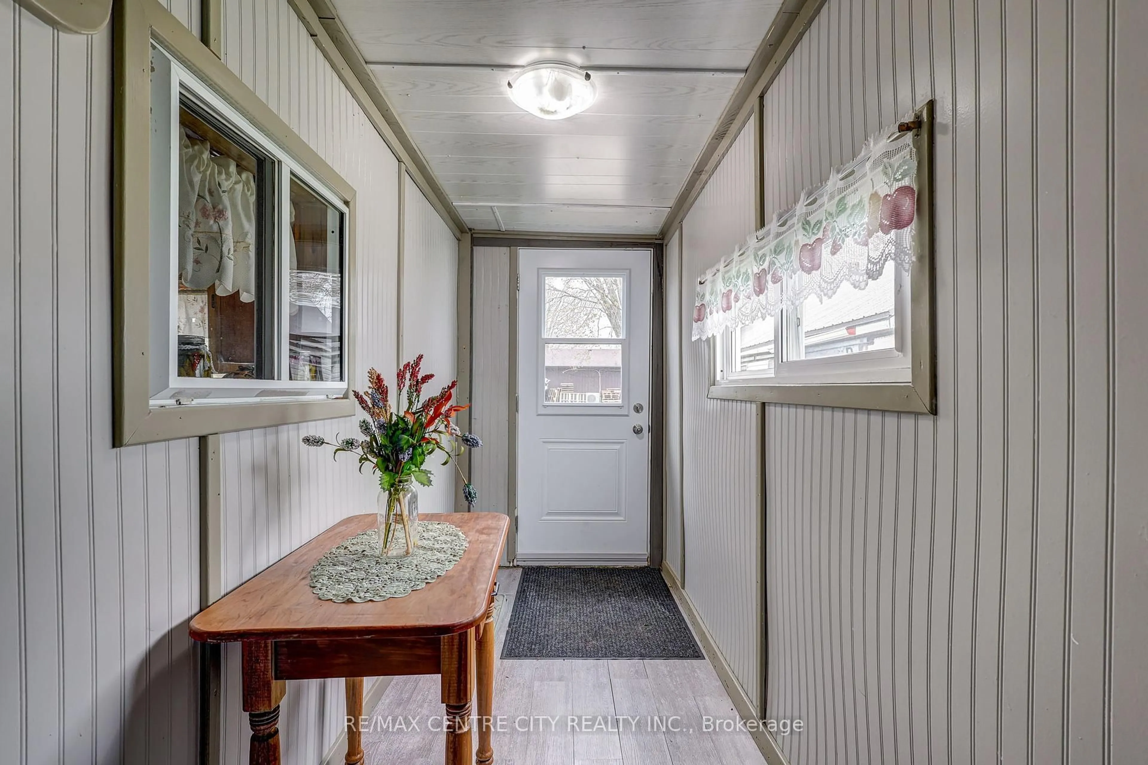 Indoor entryway for 5974 IMPERIAL Rd, Malahide Ontario N5H 2R2