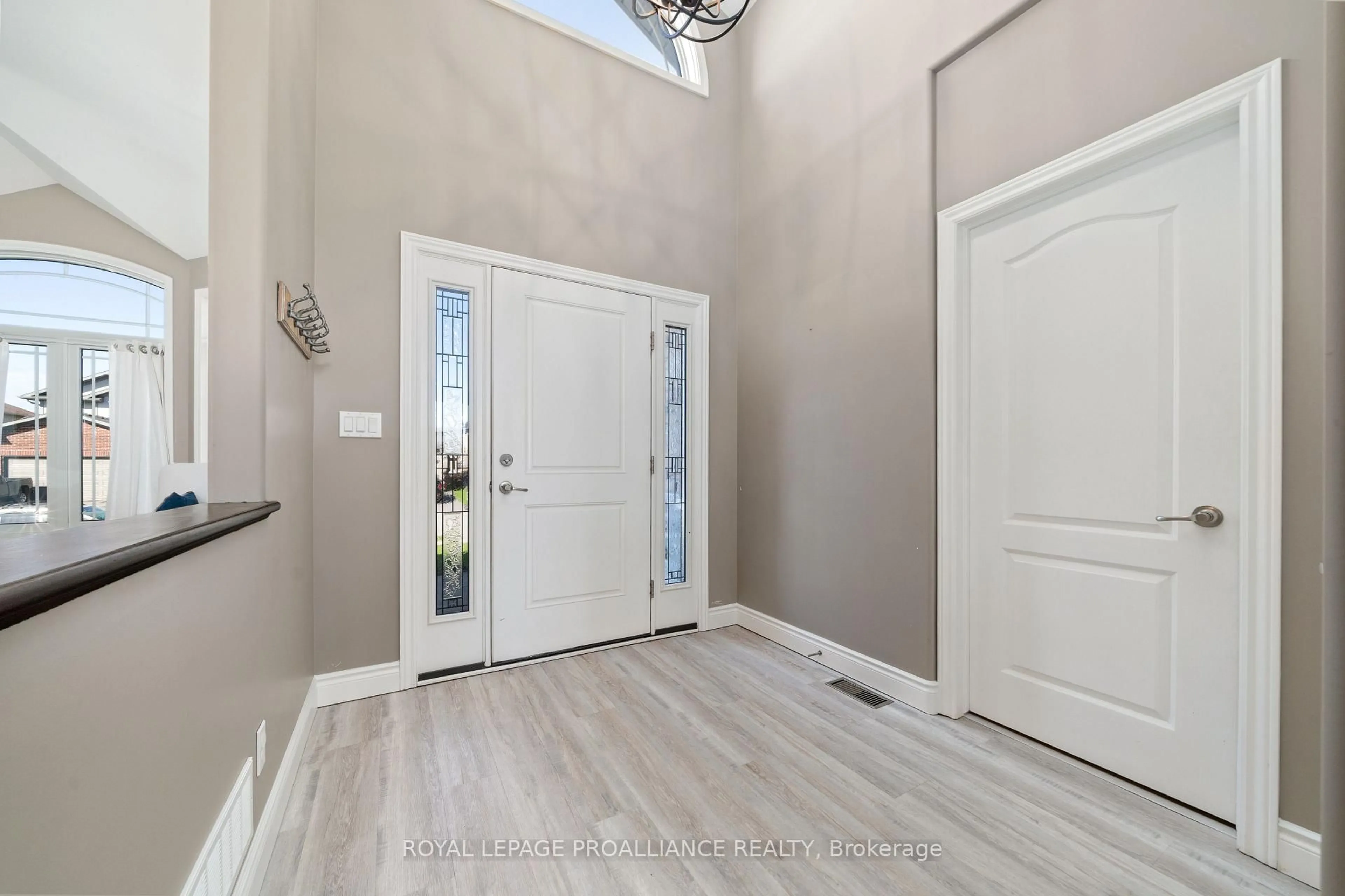 Indoor entryway for 66 Scenic Dr, Belleville Ontario K8N 0C6