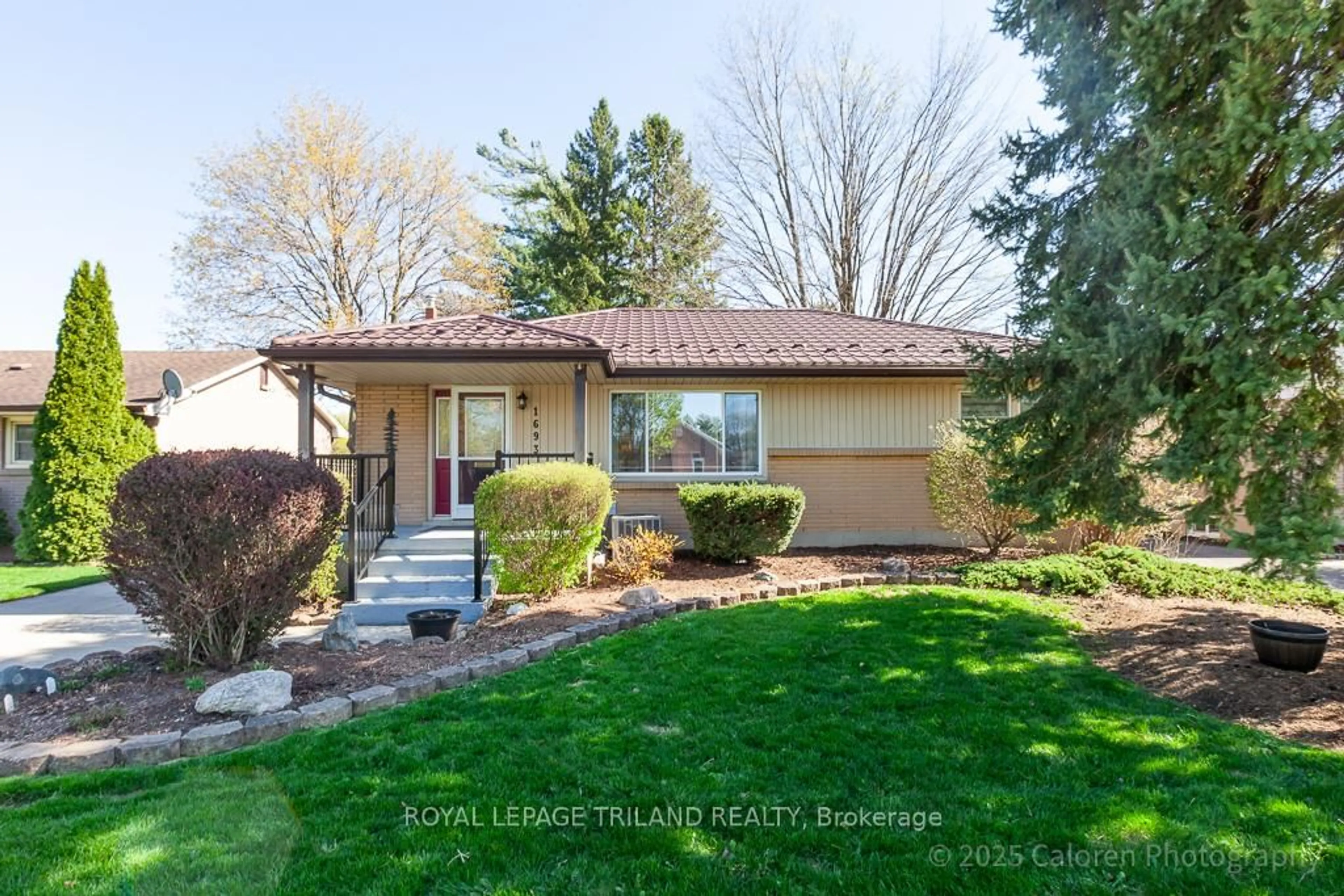 Home with vinyl exterior material, street for 1693 Moffatt Ave, London East Ontario N5W 2A2