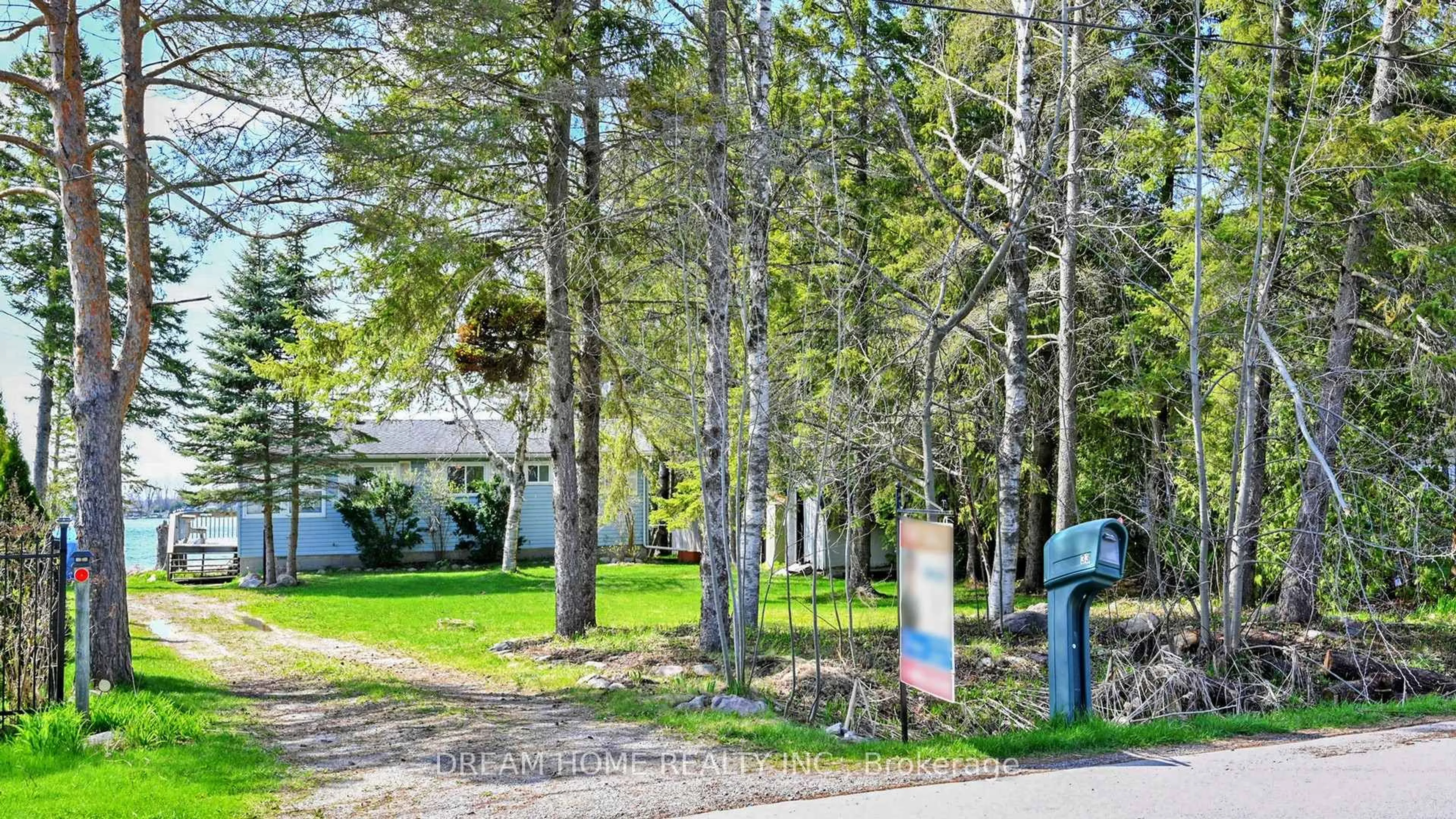 Indoor foyer for 33 Cedar Cres, Kawartha Lakes Ontario L0B 1K0
