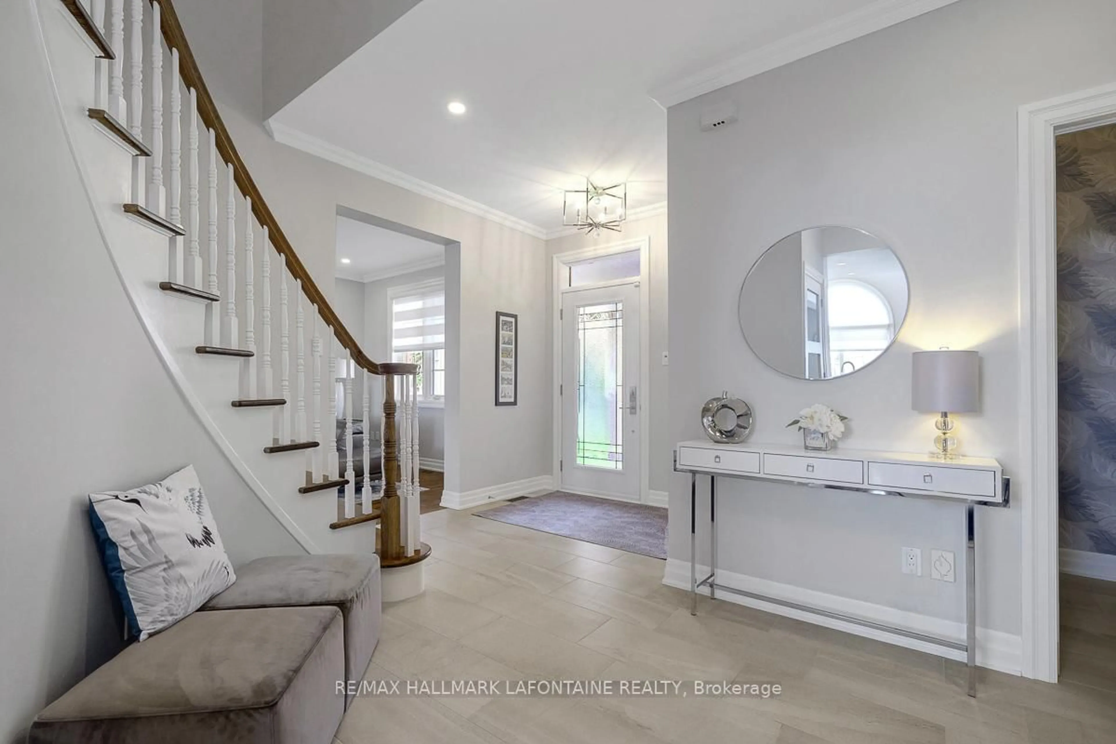 Indoor entryway for 873 Como Cres, Ottawa Ontario K4A 4A4