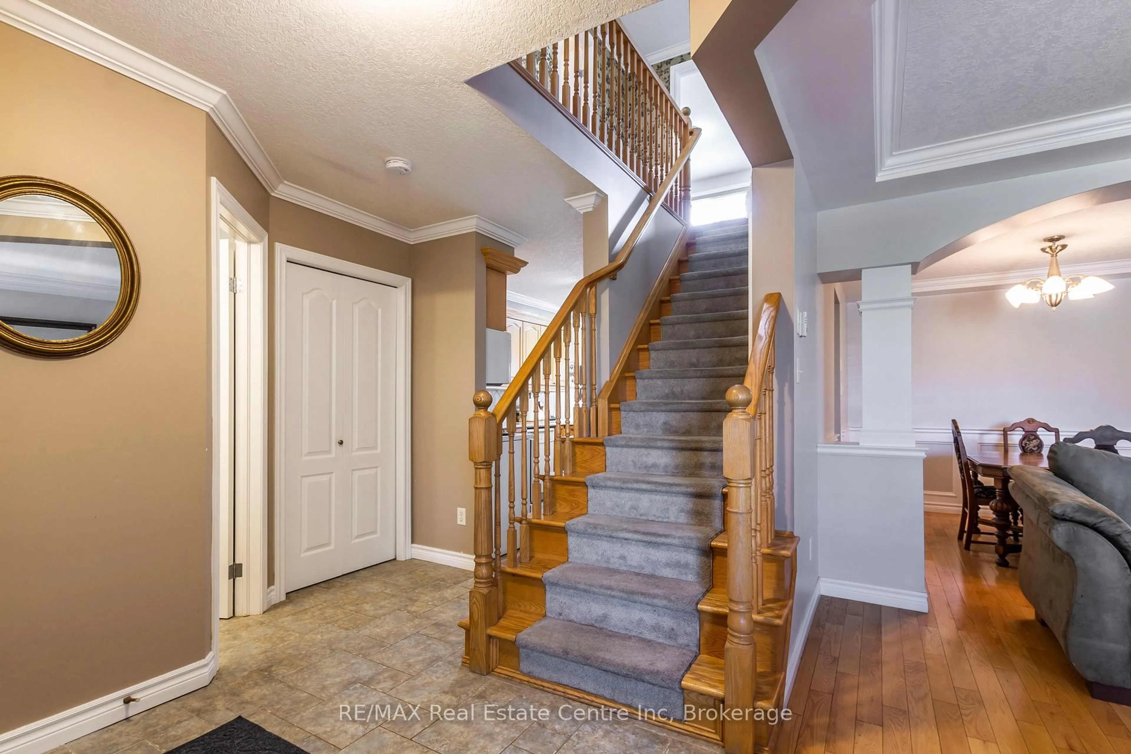 Indoor entryway for 40 Bailey Ave, Guelph Ontario N1H 8N3
