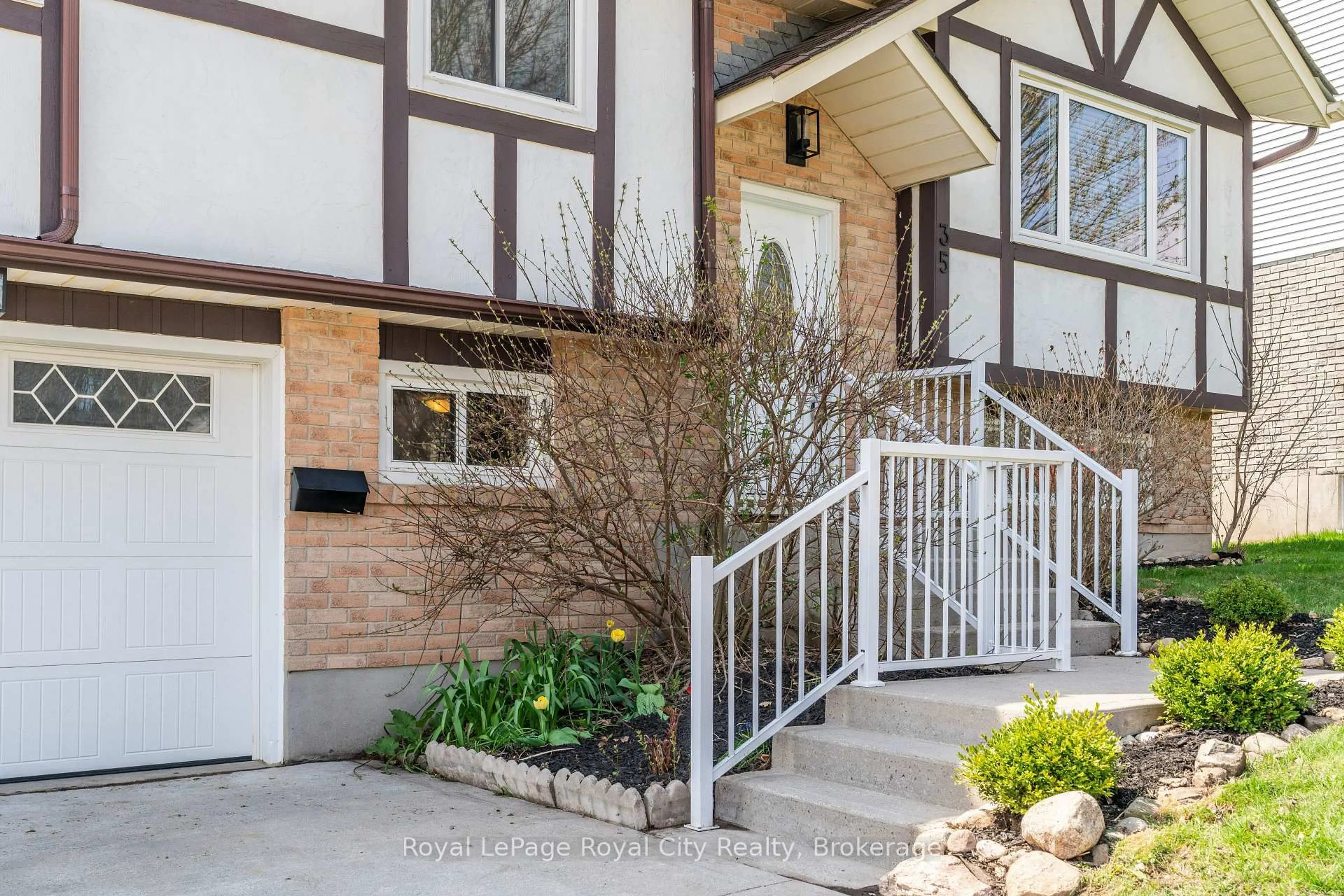 Indoor entryway for 35 Carey Cres, Guelph Ontario N1H 7J9