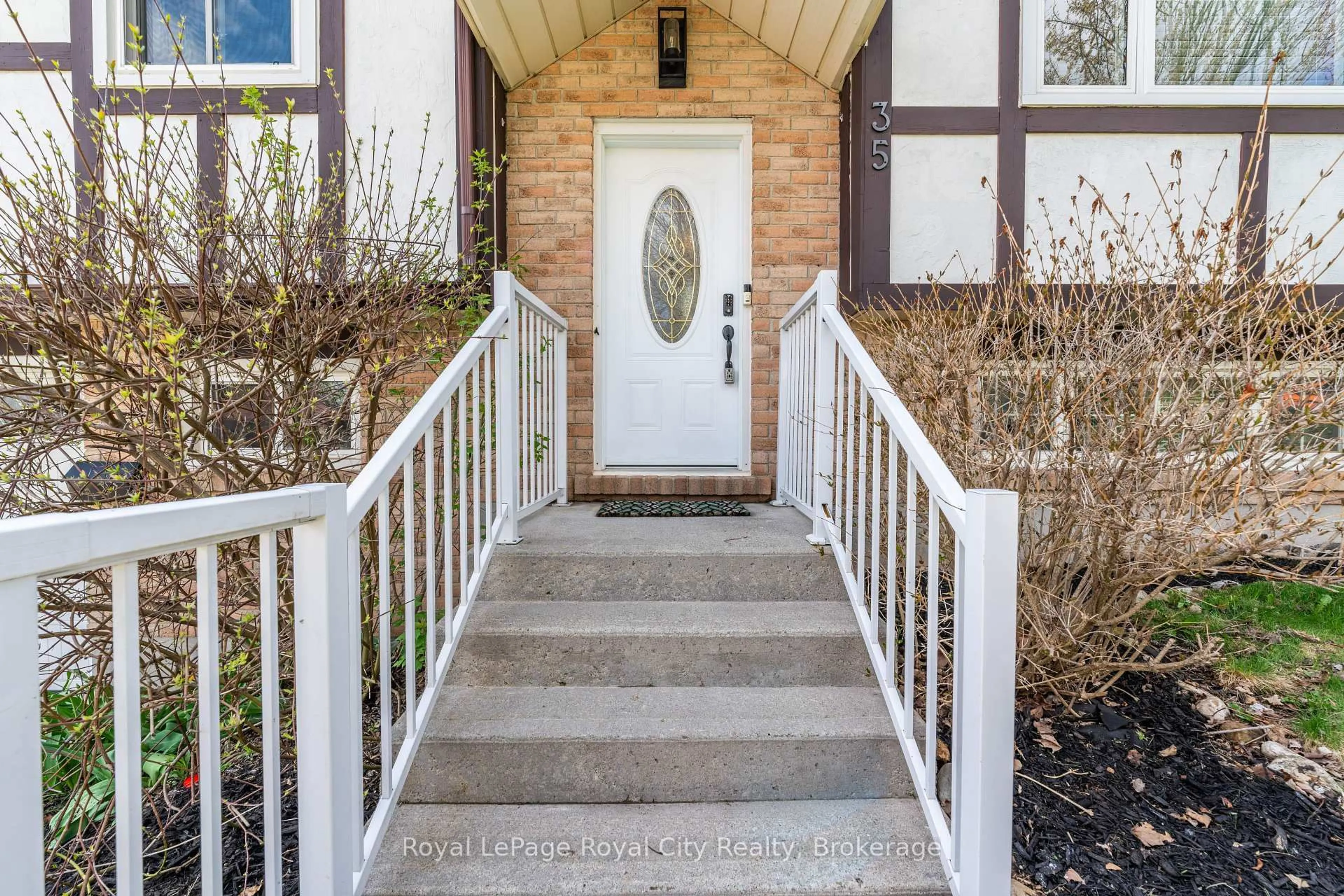 Indoor entryway for 35 Carey Cres, Guelph Ontario N1H 7J9