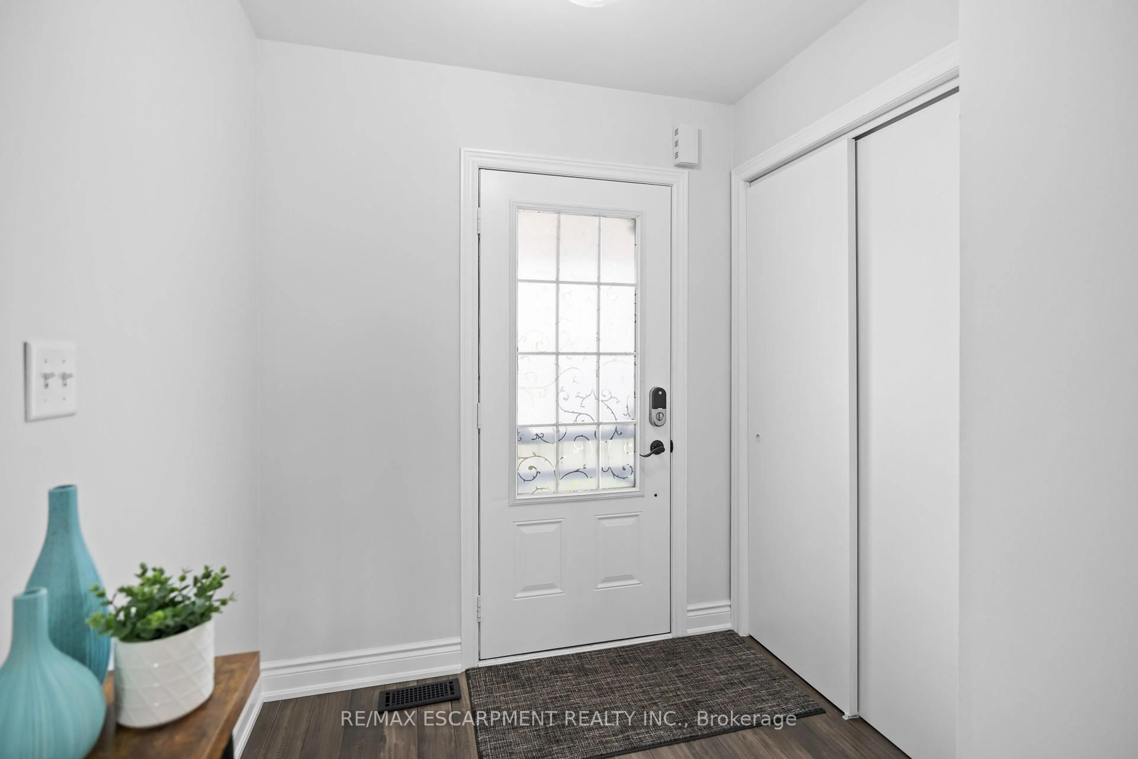 Indoor entryway for 76 Blue Sky Tr, Hamilton Ontario L8B 0X6