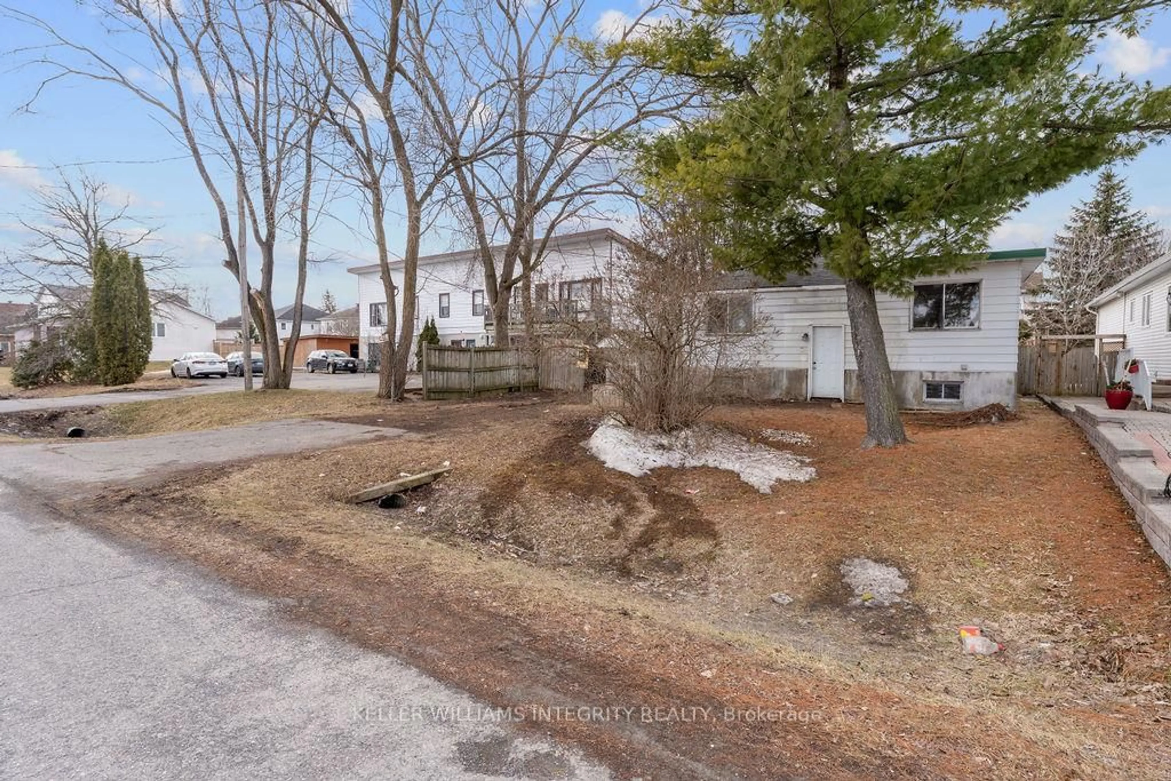 A pic from outside/outdoor area/front of a property/back of a property/a pic from drone, street for 924 Beauchamp Ave, Orleans Ontario K1C 3A8
