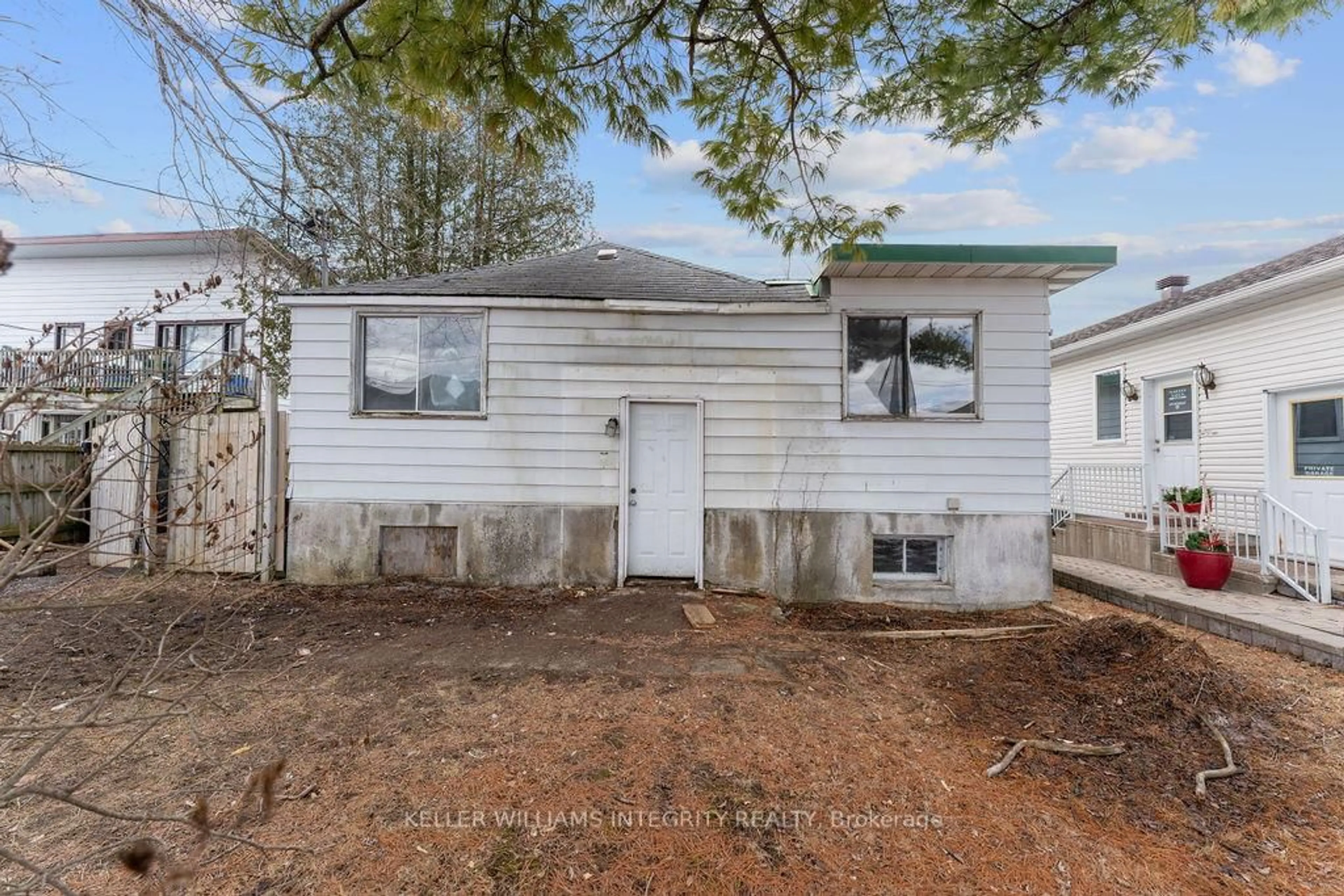 Unknown for 924 Beauchamp Ave, Orleans Ontario K1C 3A8