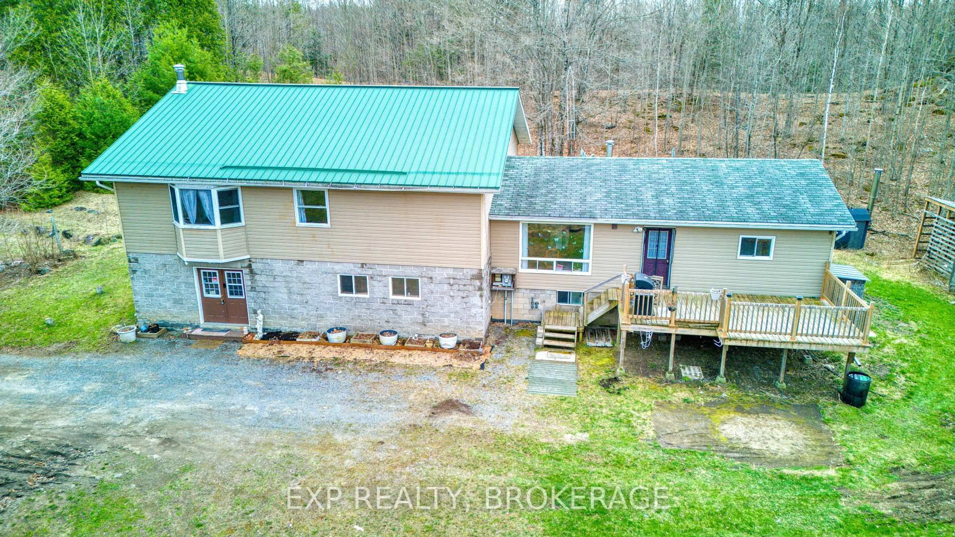 A pic from outside/outdoor area/front of a property/back of a property/a pic from drone, building for 1073 Cox Rd, Arden Ontario K0H 1B0