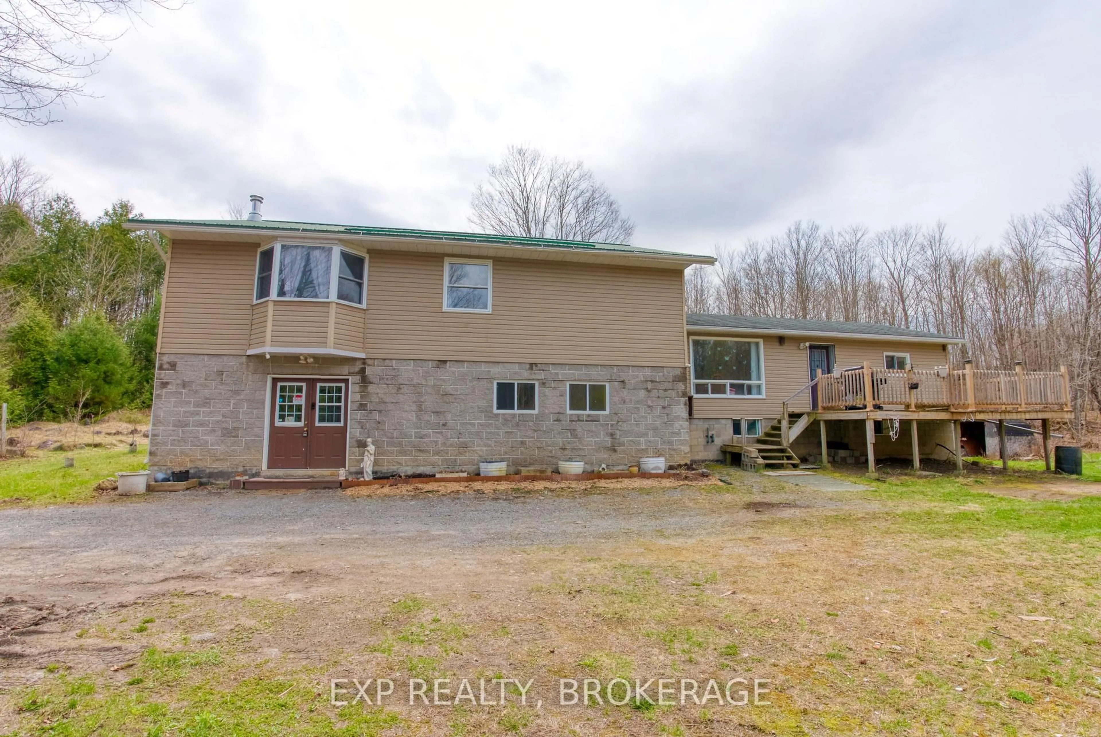 A pic from outside/outdoor area/front of a property/back of a property/a pic from drone, building for 1073 Cox Rd, Arden Ontario K0H 1B0