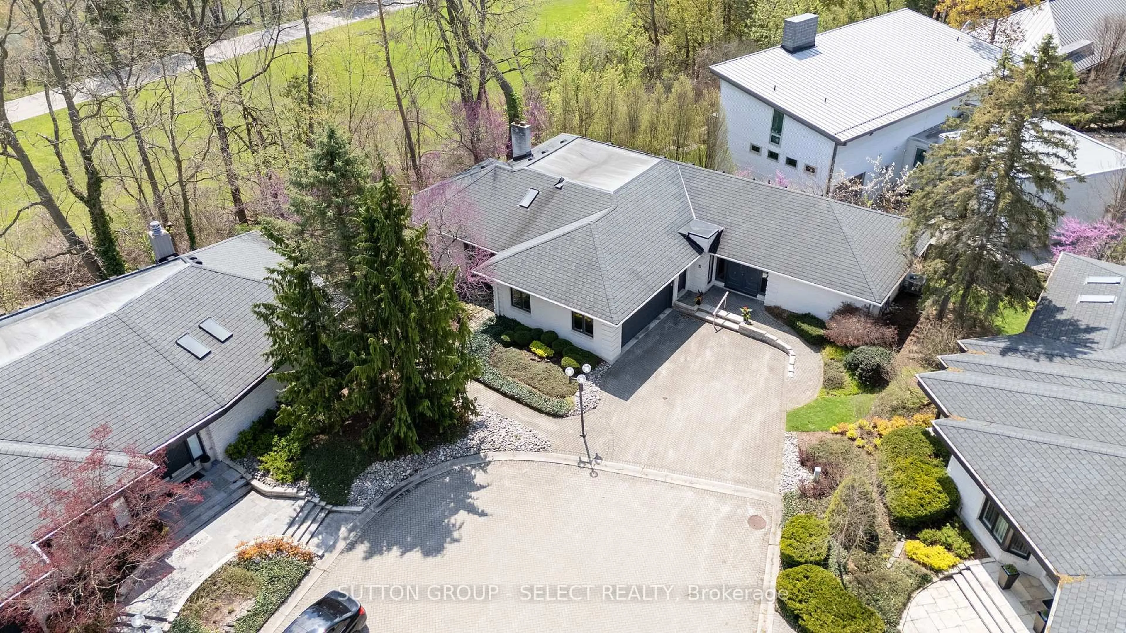 A pic from outside/outdoor area/front of a property/back of a property/a pic from drone, unknown for 10 Mackellar Ave #5, London North Ontario N6H 5C5