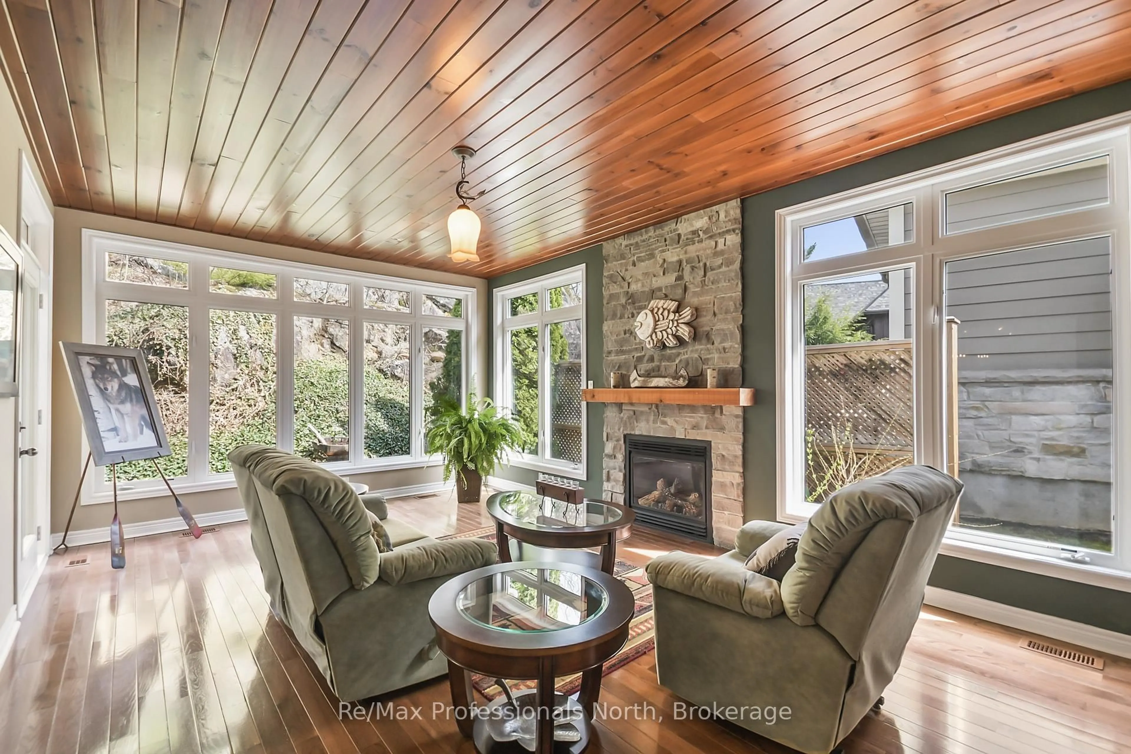 Living room with furniture, unknown for 15 MUSKOKA BAY Blvd, Gravenhurst Ontario P1P 0A1