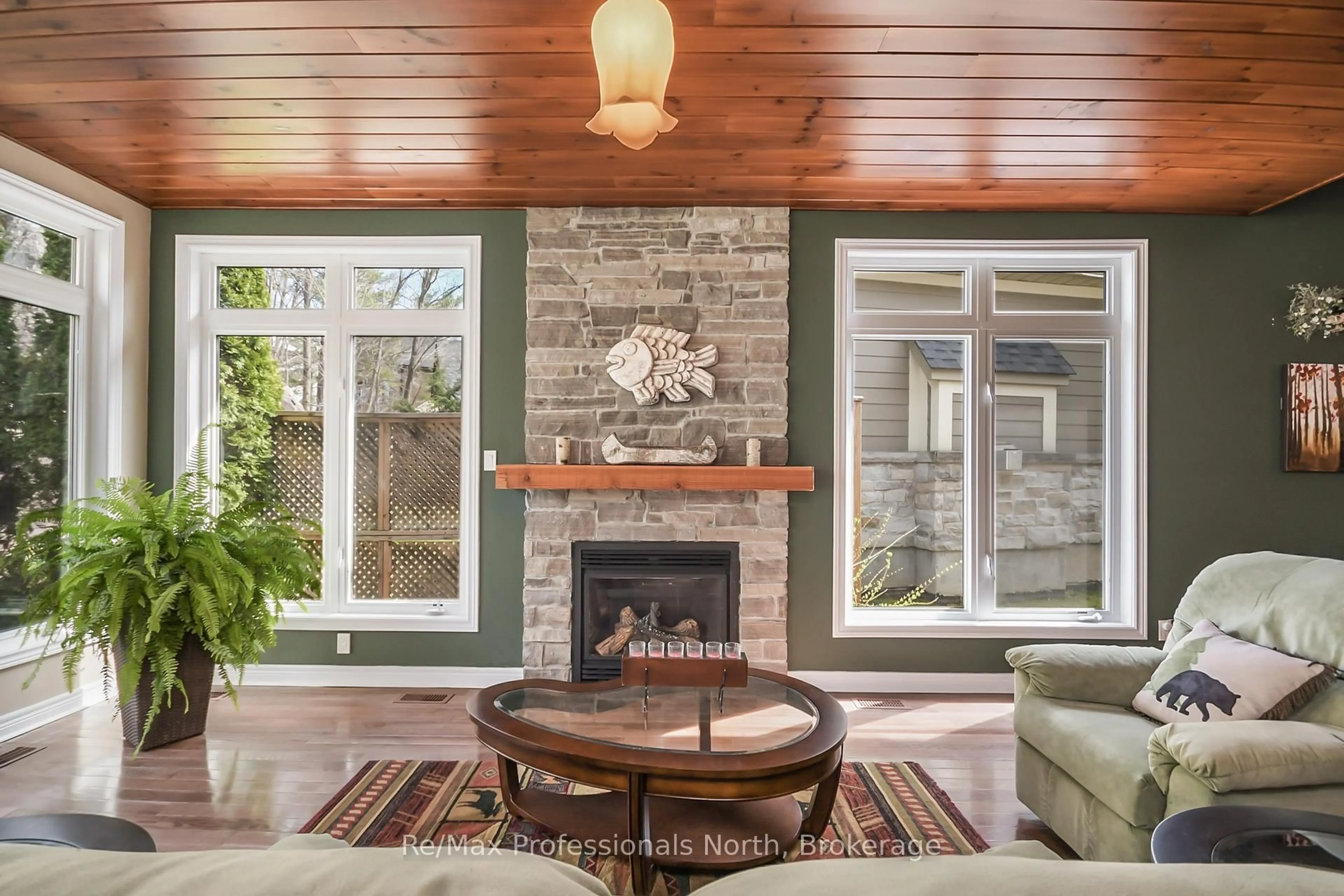 Living room with furniture, unknown for 15 MUSKOKA BAY Blvd, Gravenhurst Ontario P1P 0A1