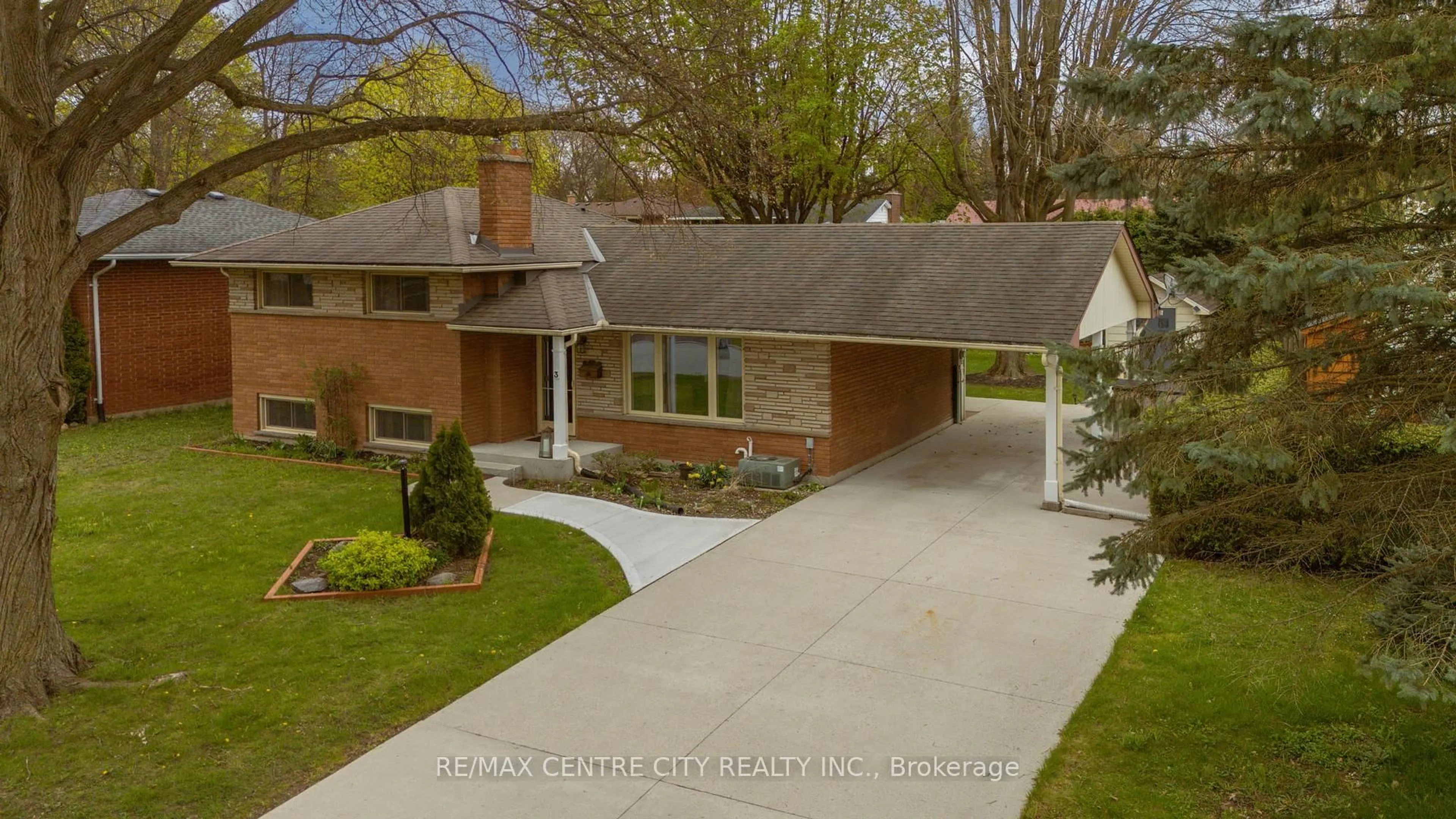 A pic from outside/outdoor area/front of a property/back of a property/a pic from drone, street for 3 Honeysuckle Cres, London East Ontario N5Y 4P3