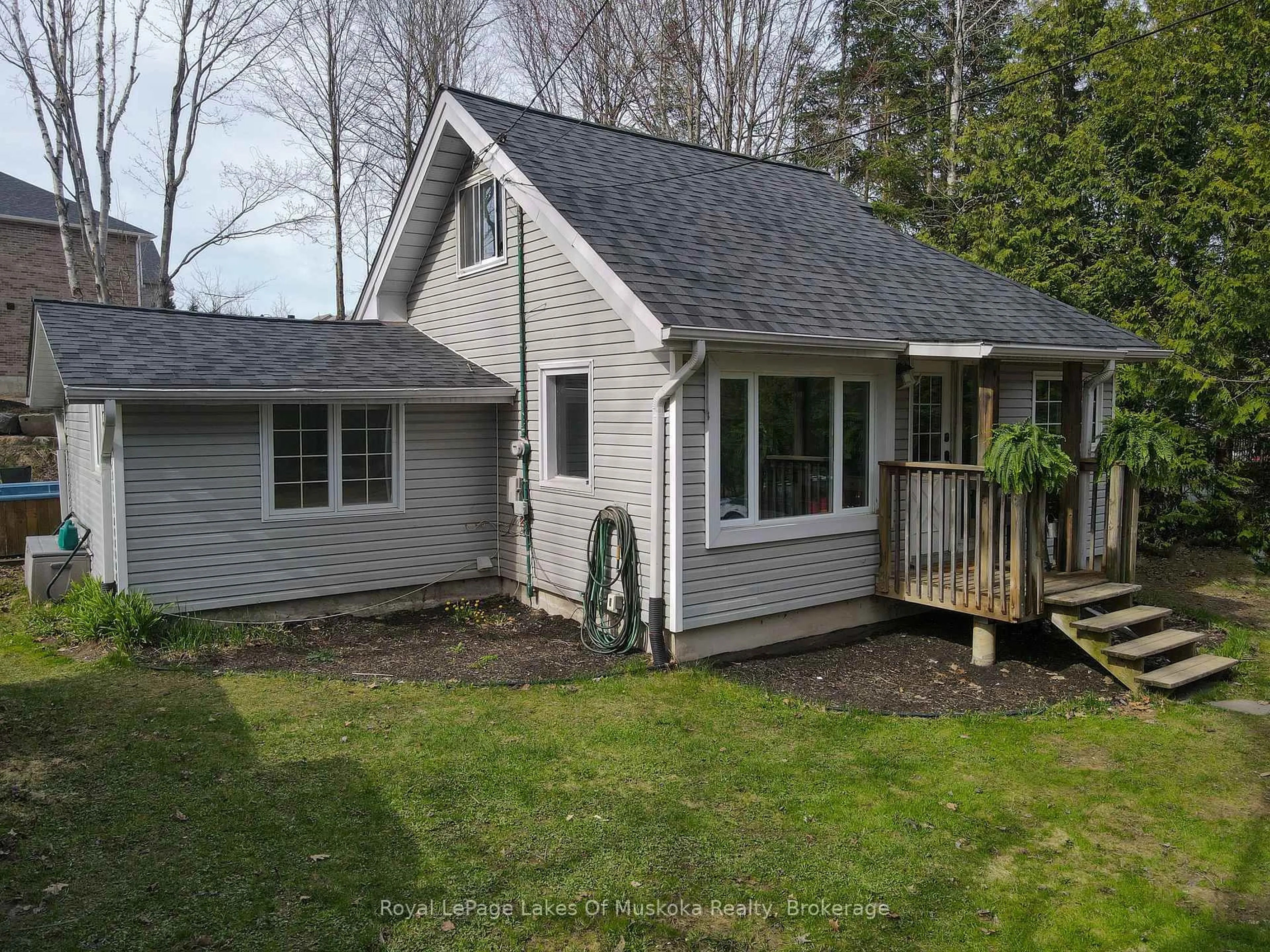 Home with vinyl exterior material, unknown for 6 Hibberd Lane, Huntsville Ontario P1H 1C9