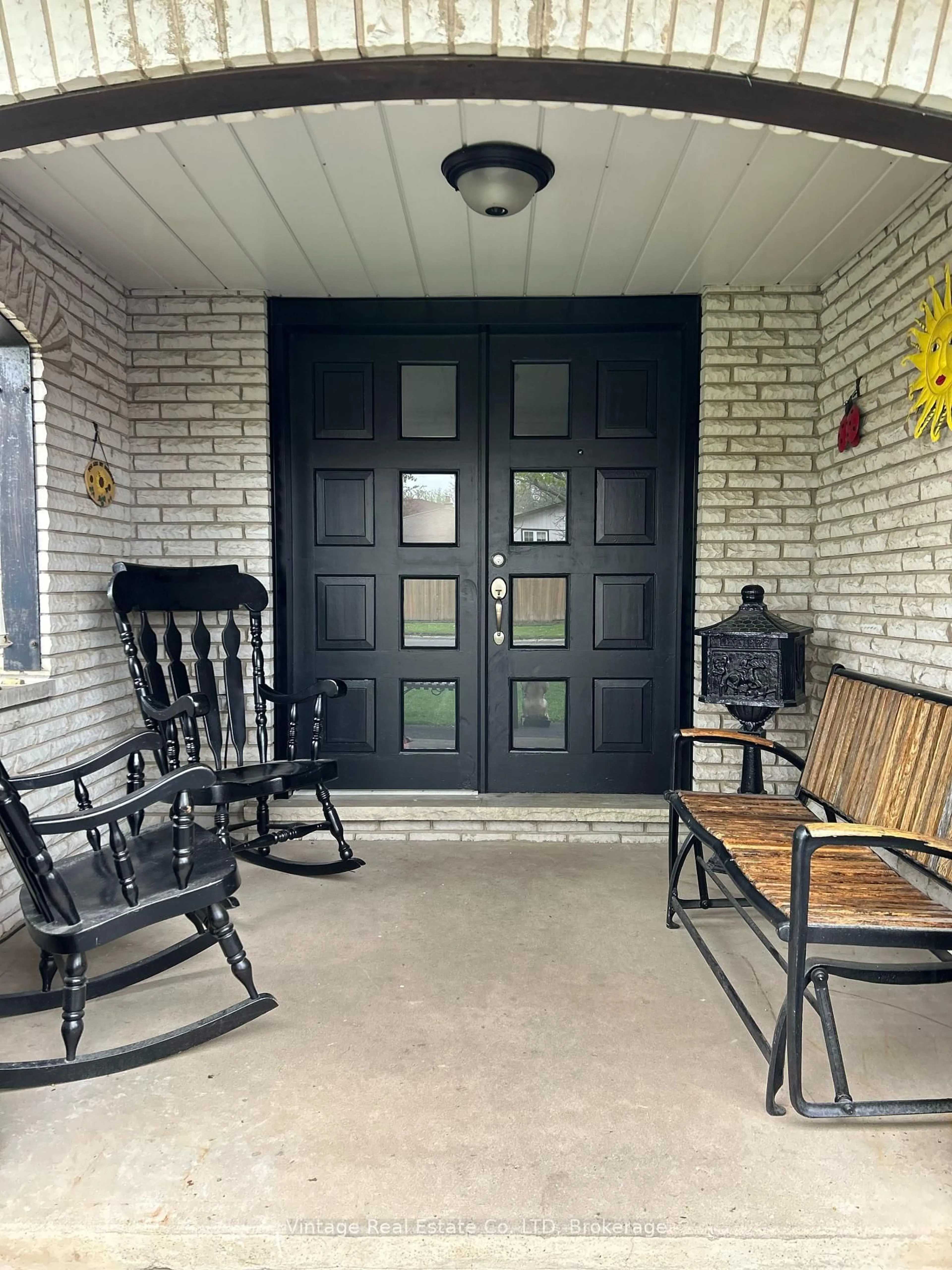 Indoor entryway for 94 Rolling Acres Dr, Welland Ontario L3C 3N7