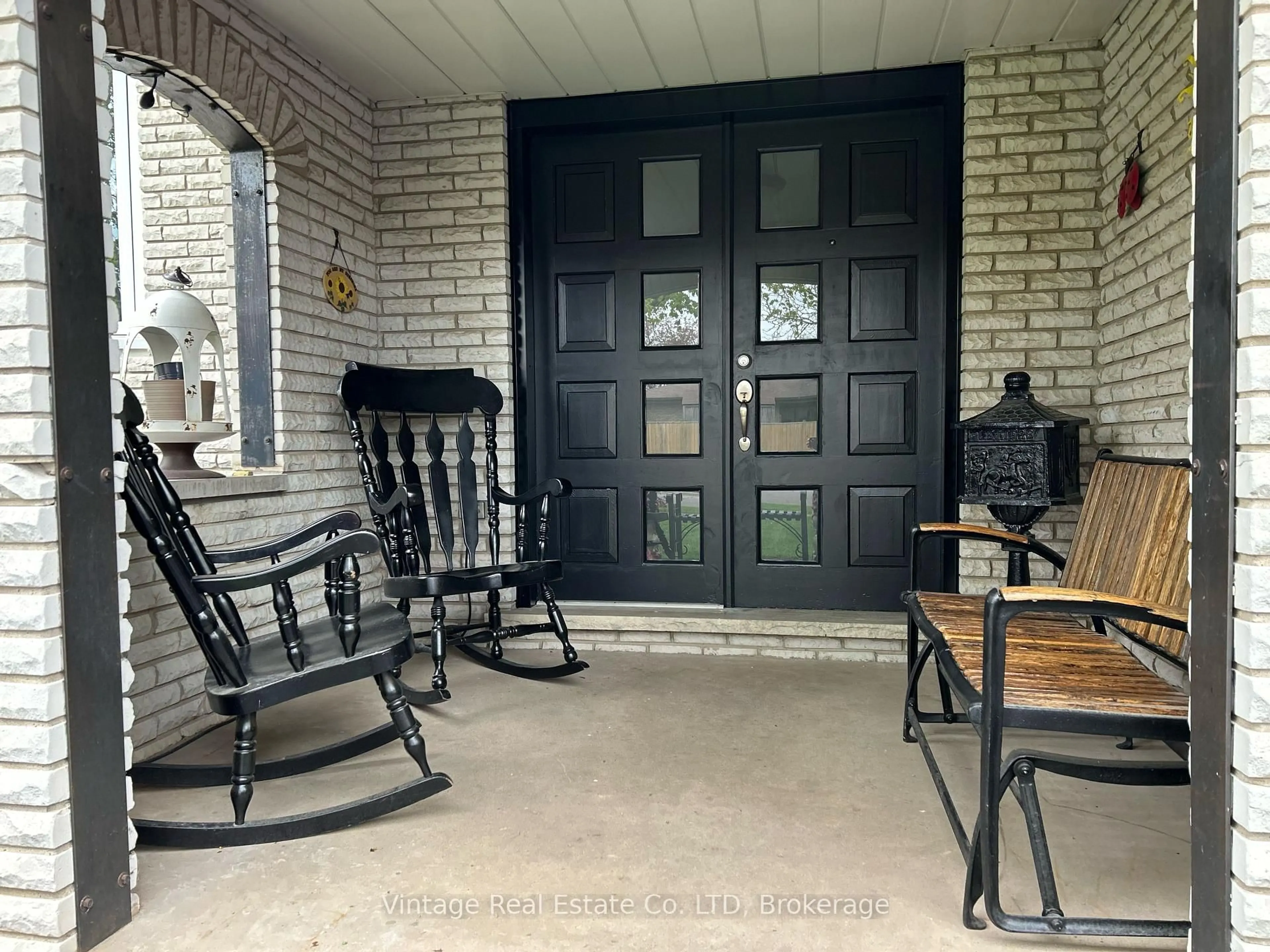 Indoor entryway for 94 Rolling Acres Dr, Welland Ontario L3C 3N7