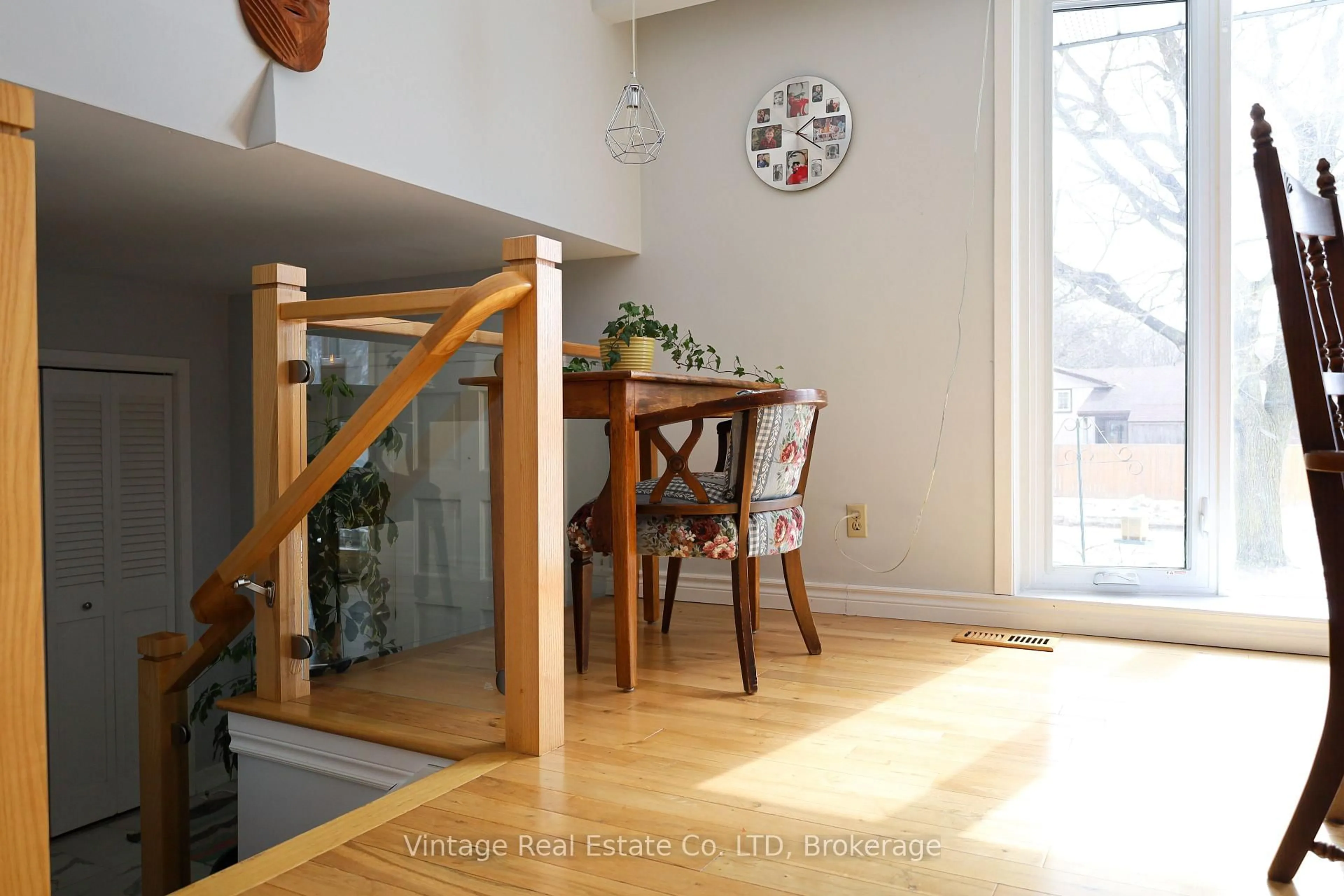 Dining room, wood/laminate floor for 94 Rolling Acres Dr, Welland Ontario L3C 3N7