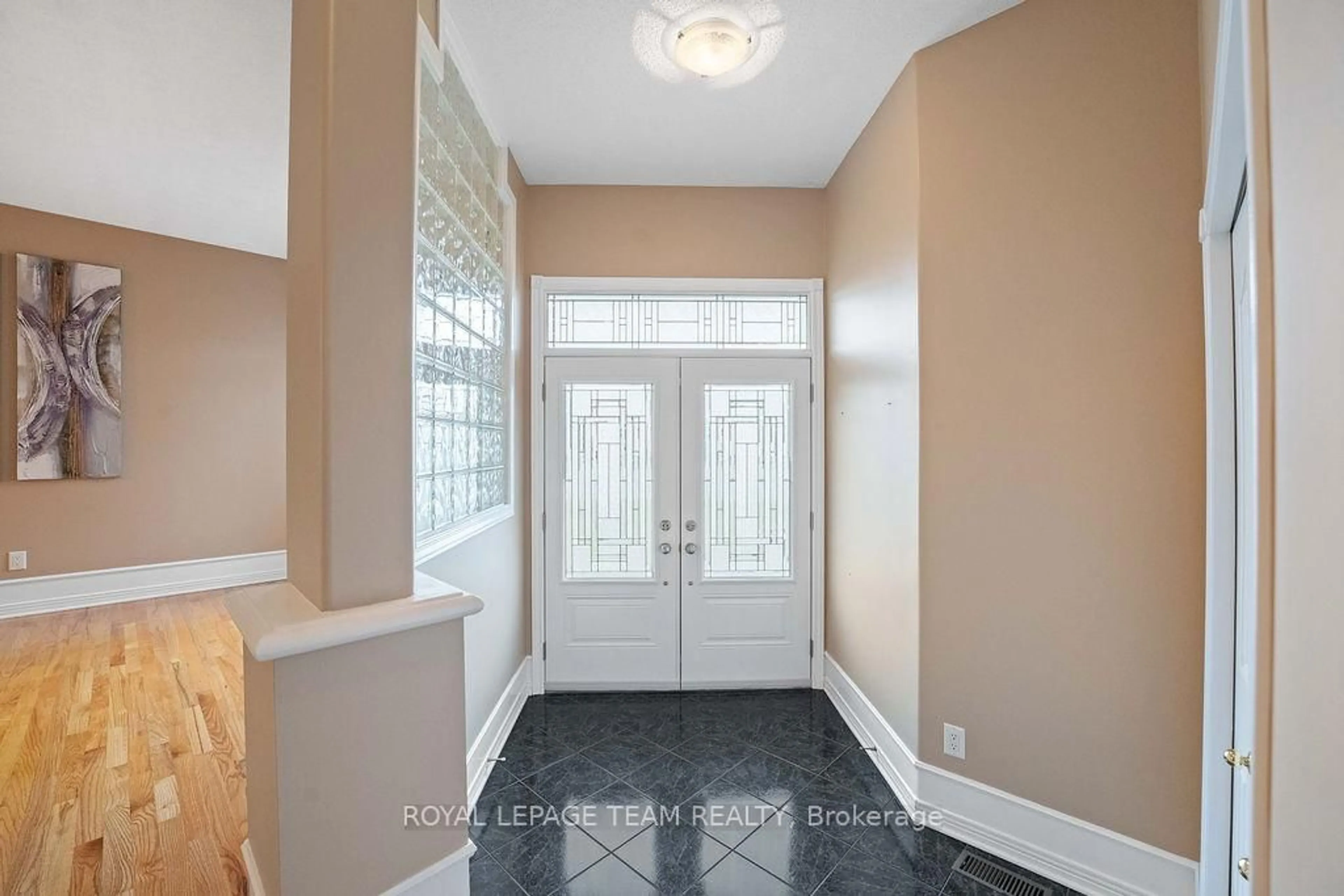 Indoor entryway for 37 Loyal Hill Cres, Ottawa Ontario K2M 2C8