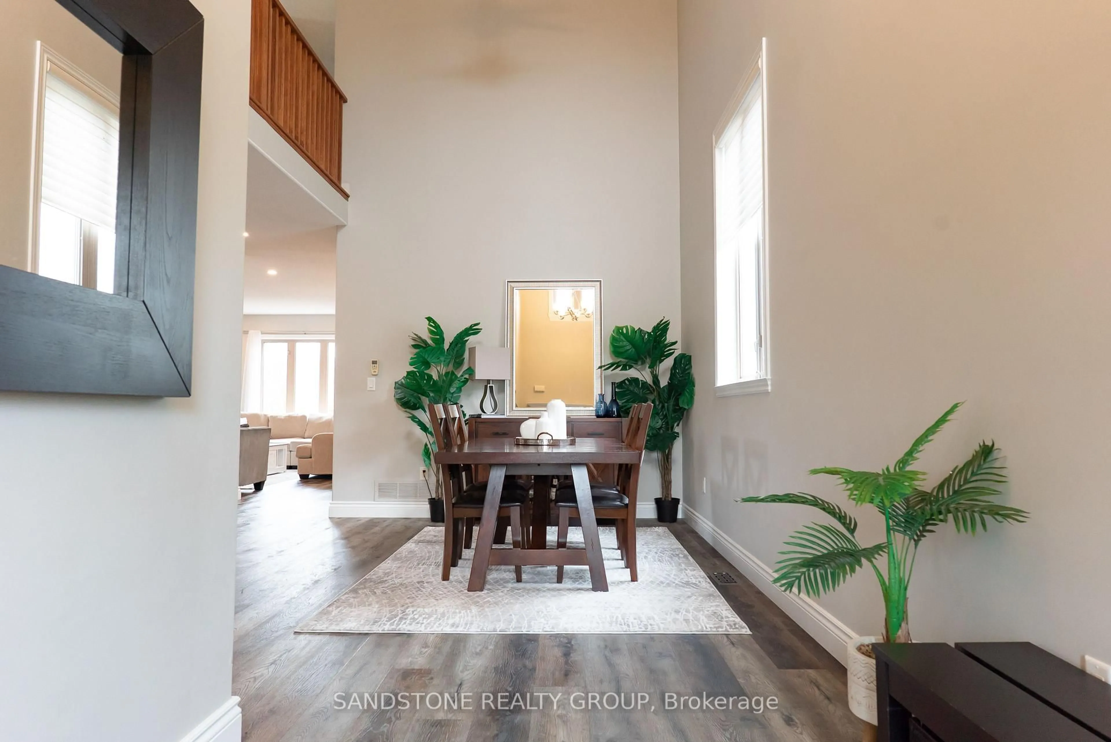 Indoor foyer for 4303 Arejay Ave, Lincoln Ontario L3J 0P8