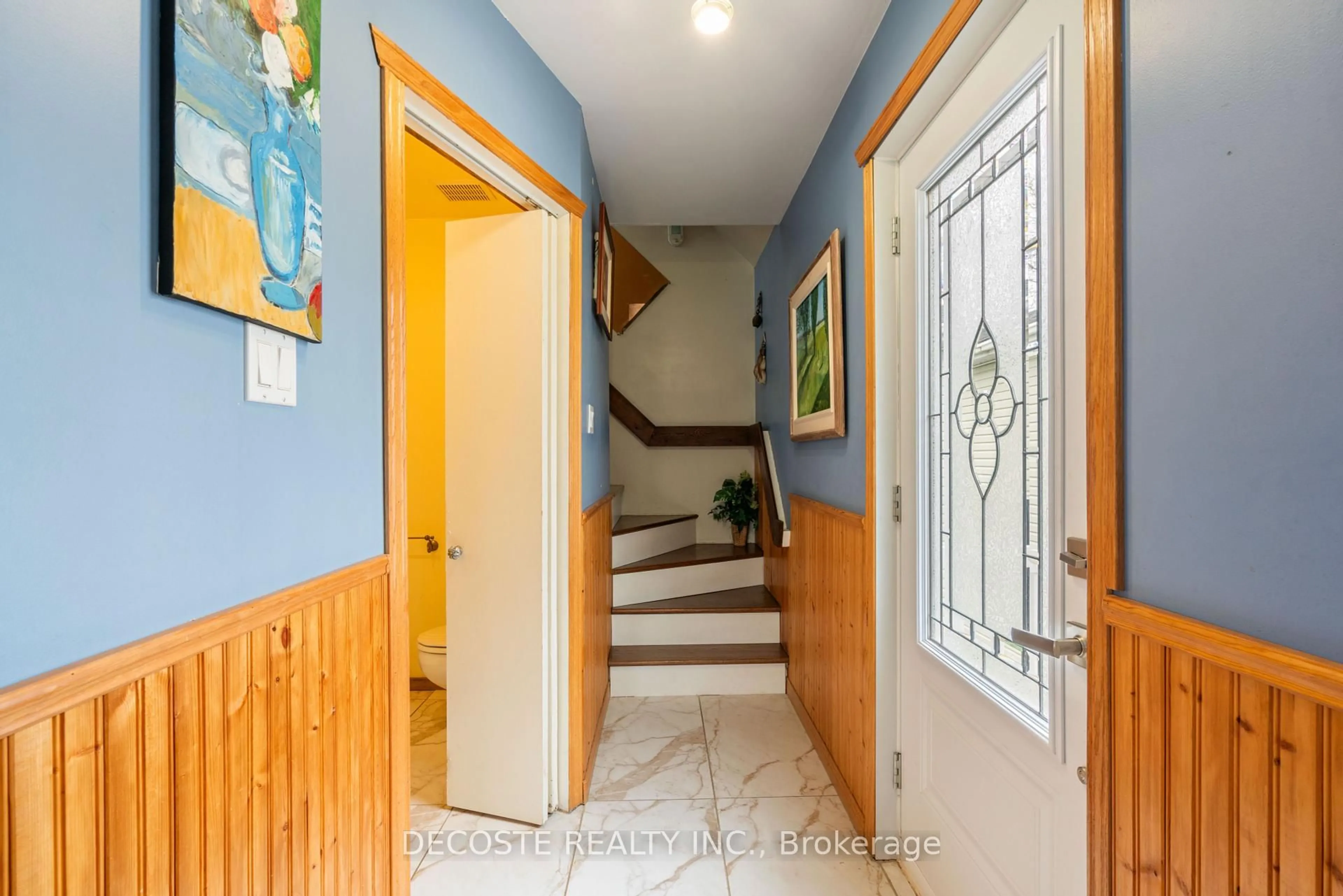 Indoor foyer for 22591 County 10 Rd, North Glengarry Ontario K0B 1H0