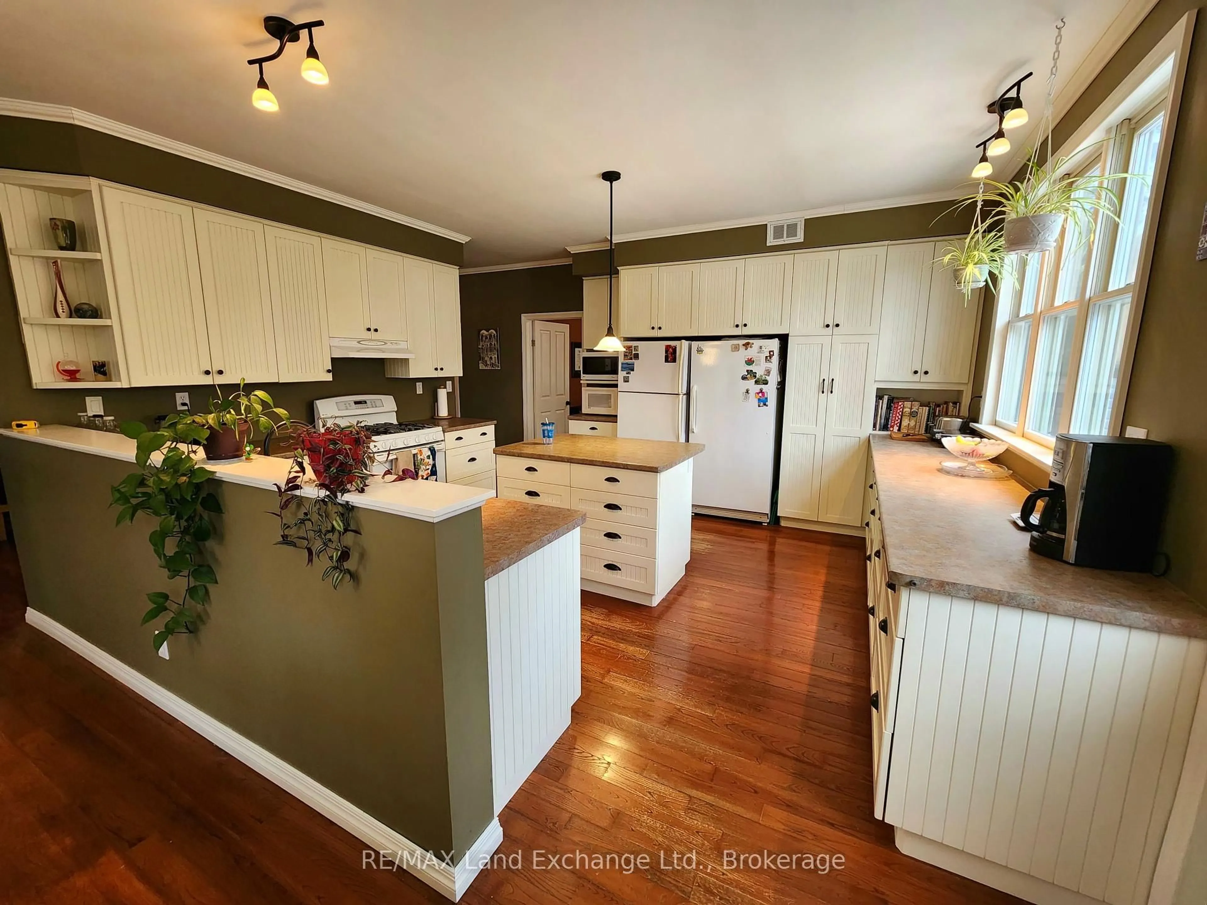Open concept kitchen, unknown for 234 Shadywood Cres, Huron-Kinloss Ontario N2Z 2X3