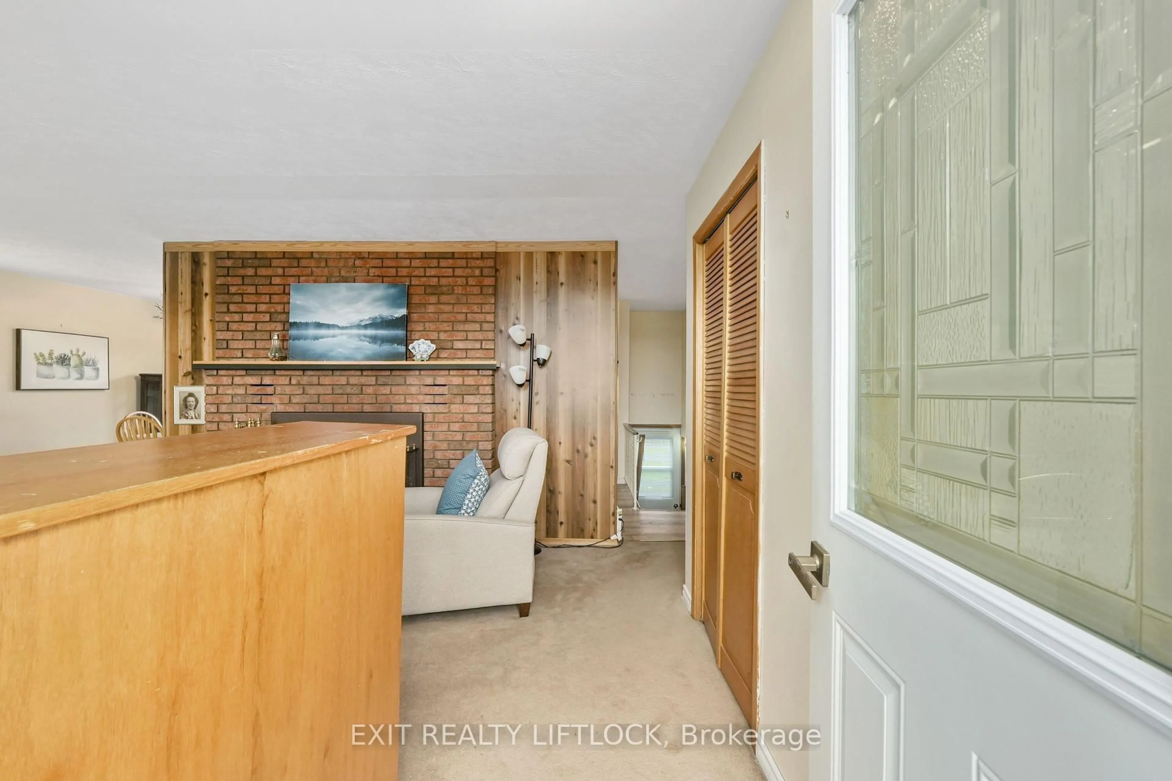 Indoor entryway for 1268 Buckhorn Rd, Selwyn Ontario K0L 2H0