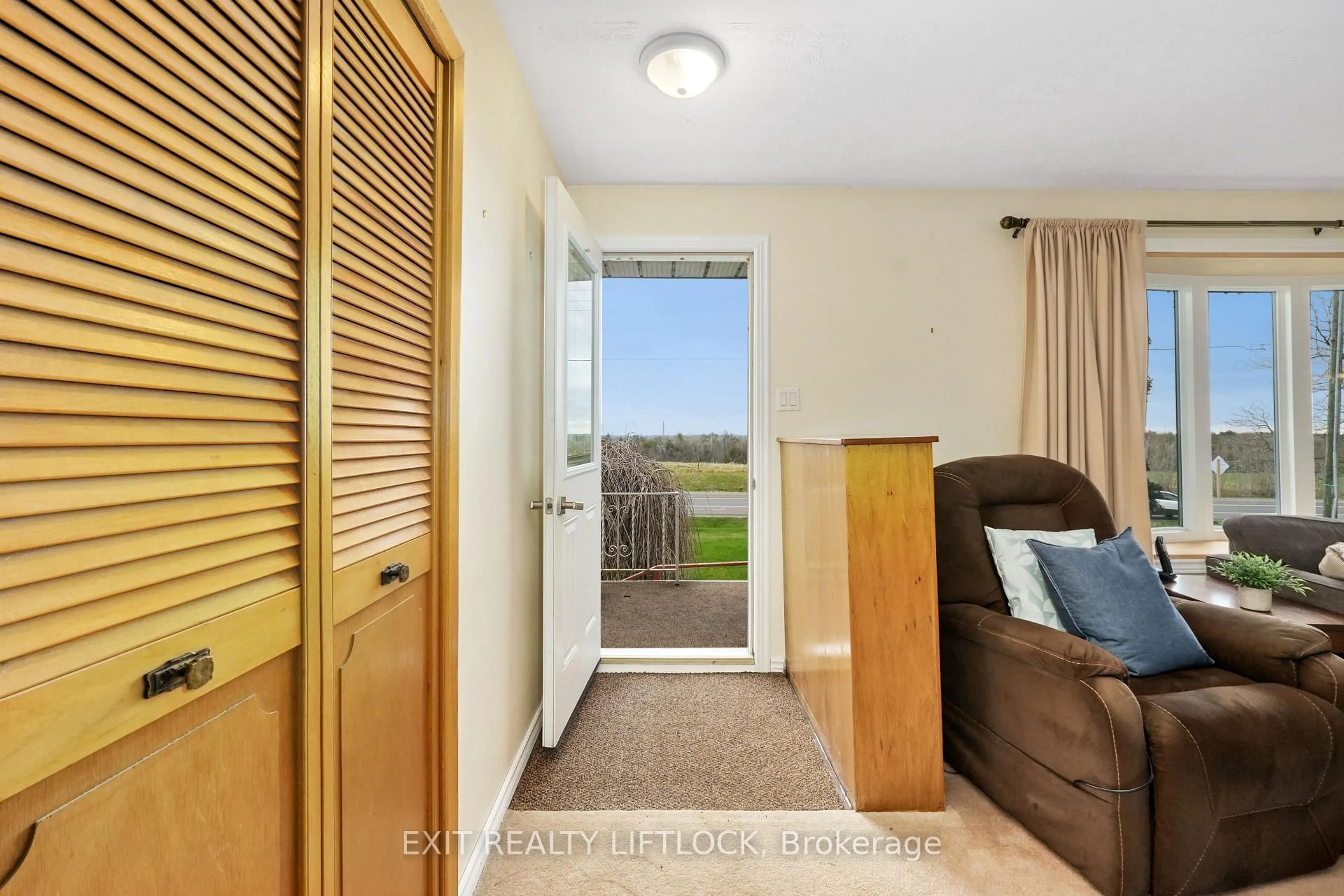 Indoor entryway for 1268 Buckhorn Rd, Selwyn Ontario K0L 2H0