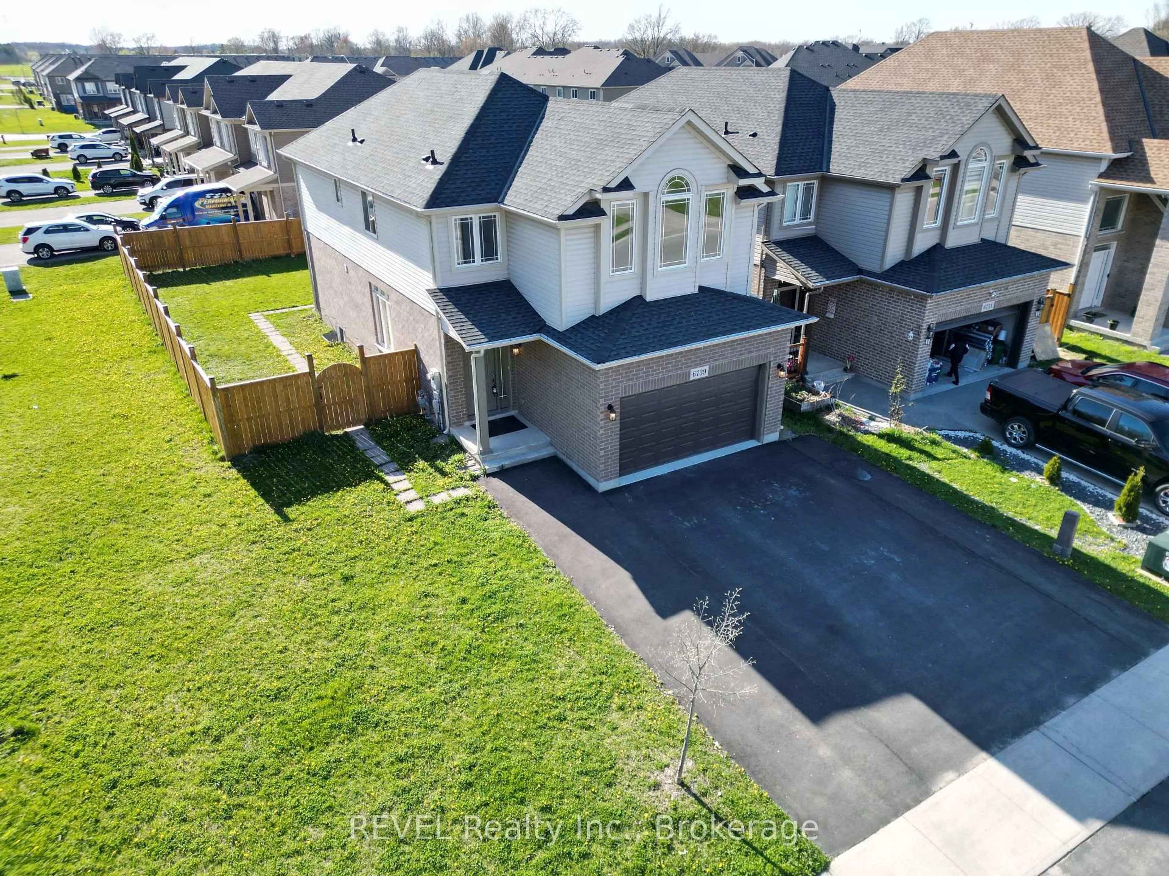A pic from outside/outdoor area/front of a property/back of a property/a pic from drone, street for 6739 Sam Iorfida Dr, Niagara Falls Ontario L2G 0H6